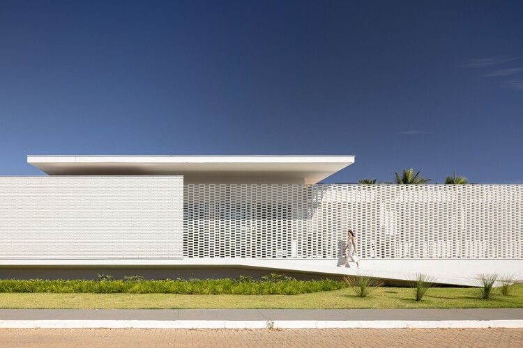 CIdentidade's tweet photo. Eu acho muito legal quando arquitetos atuais chegam em um nível de autonomia que eles podem fazer o que quiserem pq os clientes que buscam eles estão atrás justamente da assinatura dos arquitetos. 

Esse cobogó de tijolinho vazado é assinatura deles https://t.co/WmSX64sebs