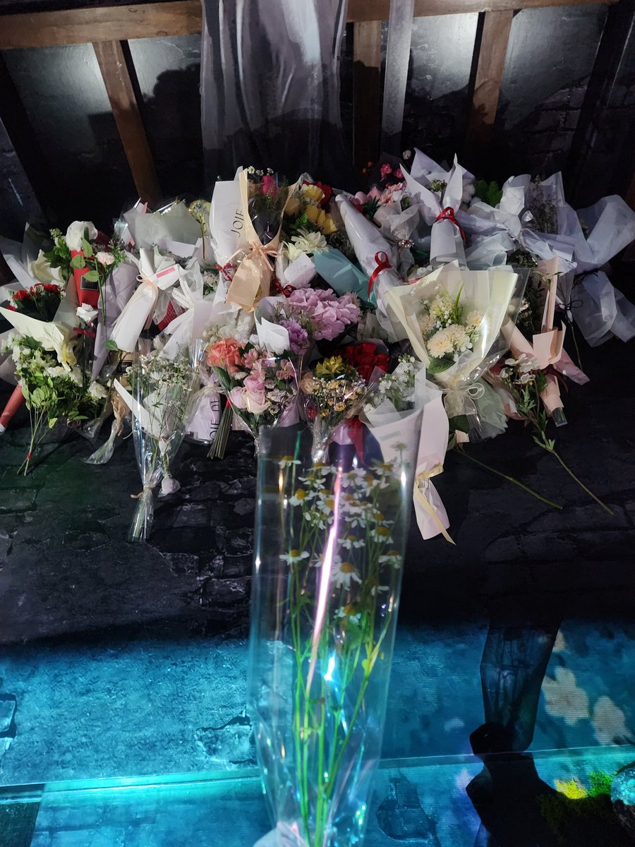 leafandwinds's tweet photo. 천지유광 다녀왔어요~~!! 정말돈이아깝지않은 너무너무아름다운전시회... 태자열신상앞에 꽃도바치고왔답니다 너무아름다워 https://t.co/cZ3juYRFPI