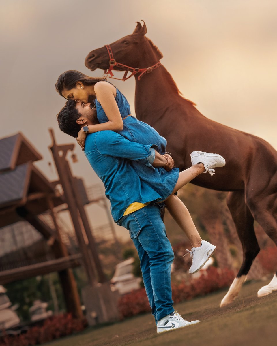 35mmArts's tweet photo. A golden love story captured by Best Wedding Photography Vizag – 35mmArts ✨📸
Pure emotions, cinematic frames &amp; timeless romance in every shot ❤️

#BestWeddingPhotographyVizag #CoupleShoot #VizagPhotography #PreWedding #35mmArts https://t.co/c8adkKzAzf