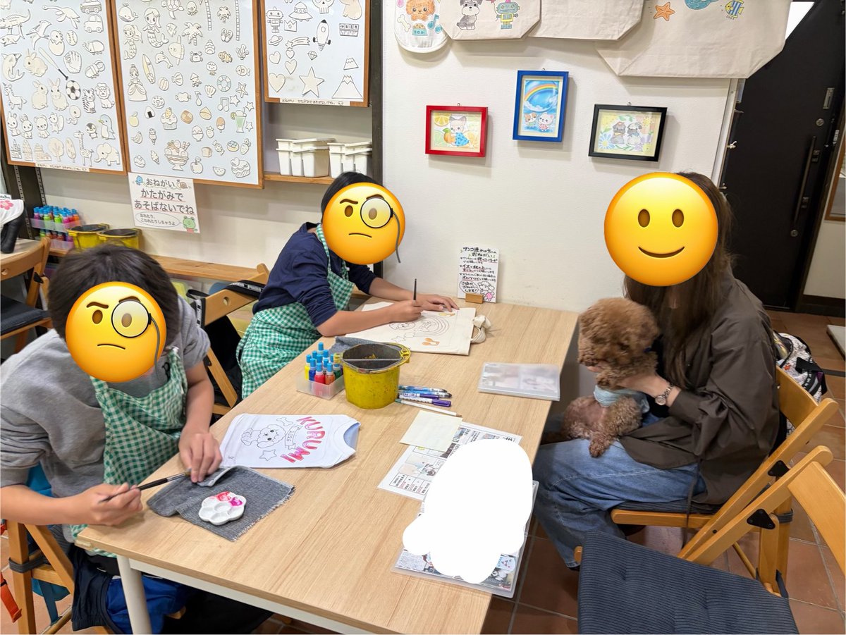 H_ahk_Kurumi's tweet photo. 伊豆が大雨だったので雨でも犬もオッケーな体験屋さんへ。お兄ちゃんがクルミ用Ｔシャツに絵を描いてくれたよ🐶早く着たいね🐶 https://t.co/kKu53XI6Og