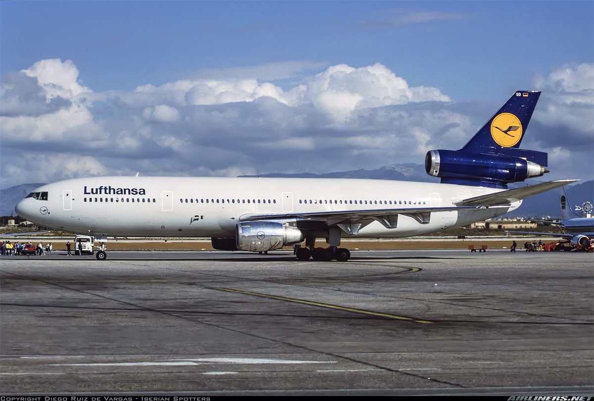 n194at's tweet image. Lufthansa 
Douglas DC-10-30 D-ADSO
PMI/LEPA Palma de Mallorca Airport
April 1988
Photo credit Diego Ruiz de Vargas
#AvGeek #Aviation #Airline #AvGeeks #Douglas #DC10 #PMI #Lufthansa @lufthansavintag @lufthansa 🇩🇪