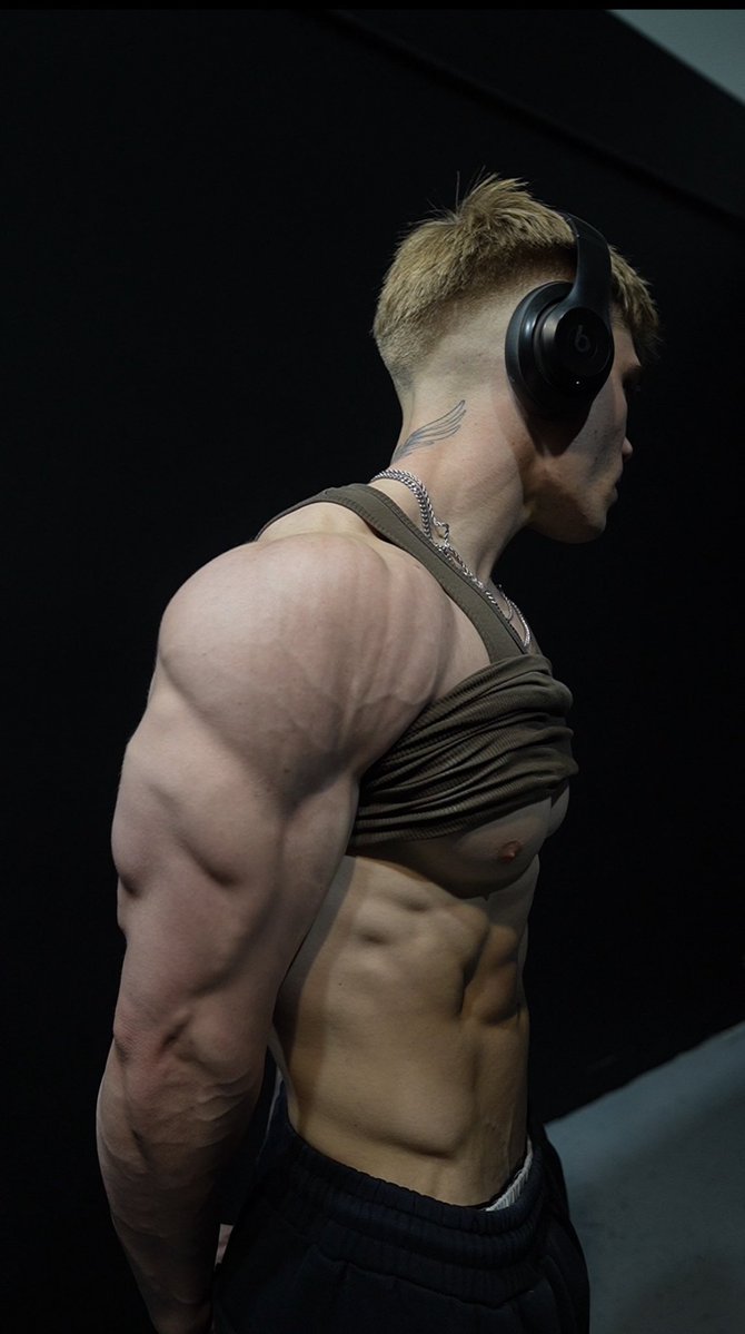 CMuscleKing1's tweet image. Morning Workout Completed😈
BOULDER SHOULDERS🤑🤑
#alphamale #cashmaster #muscle