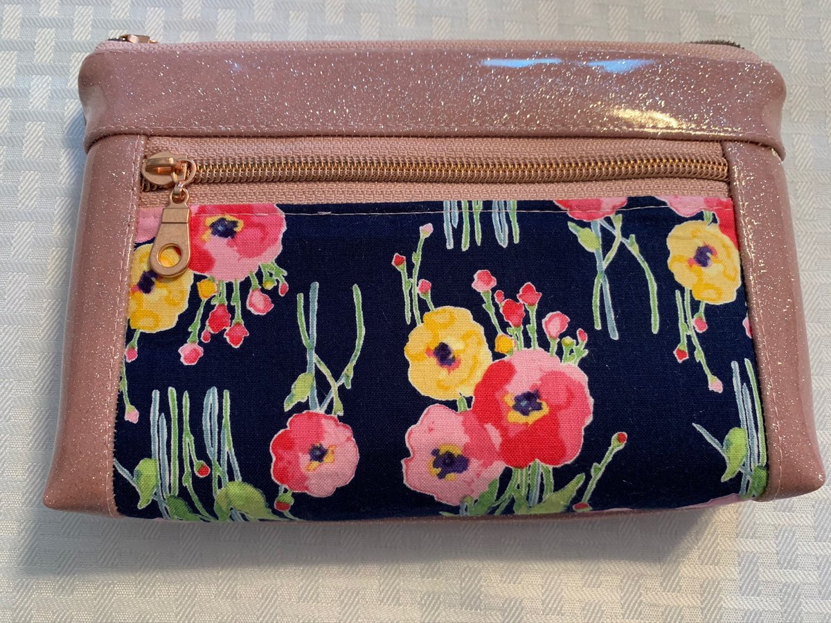 angelhw1956's tweet image. Pink Glitter Vinyl Devon Zipper Pouch tuppu.net/afad1b71 #TeaTimeQuiltsnMore #Etsy #ZipperPouch