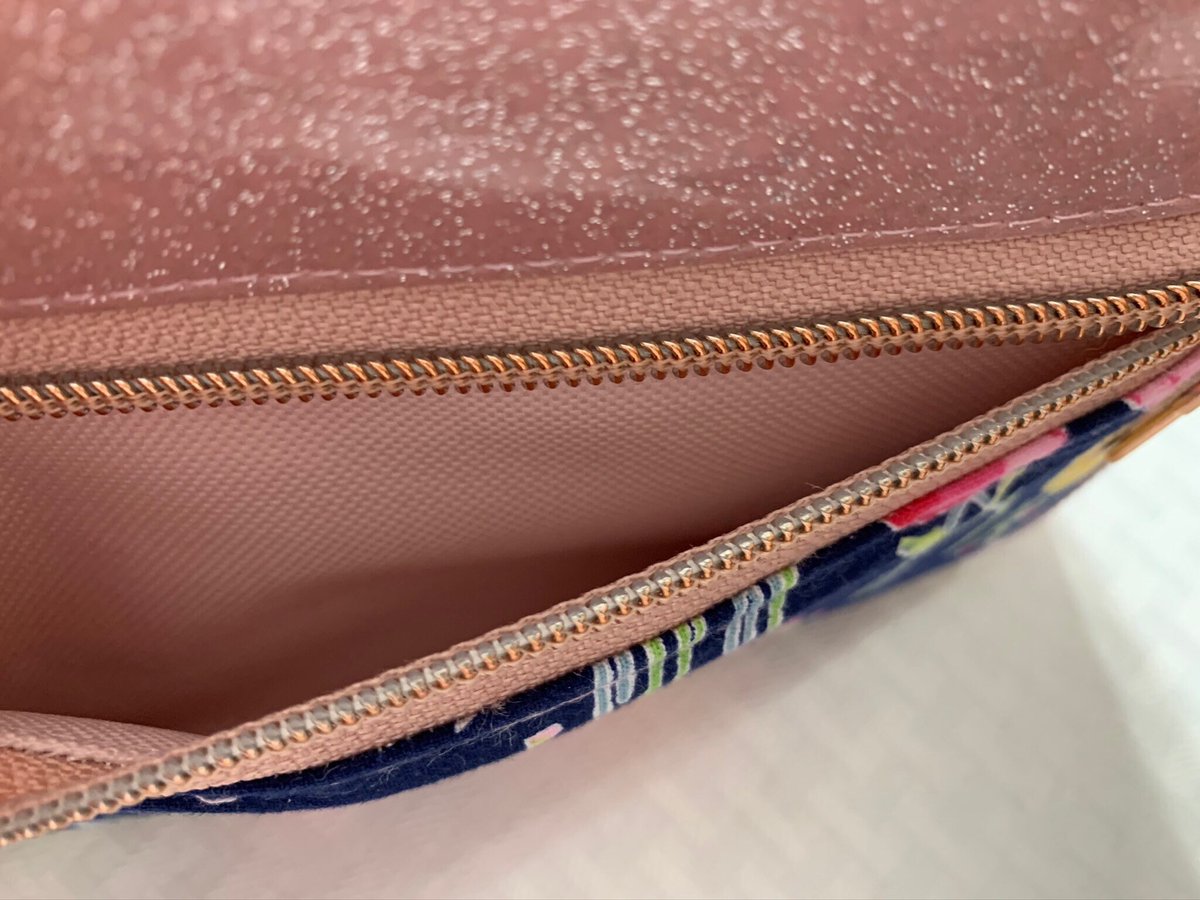angelhw1956's tweet image. Pink Glitter Vinyl Devon Zipper Pouch tuppu.net/afad1b71 #TeaTimeQuiltsnMore #Etsy #ZipperPouch