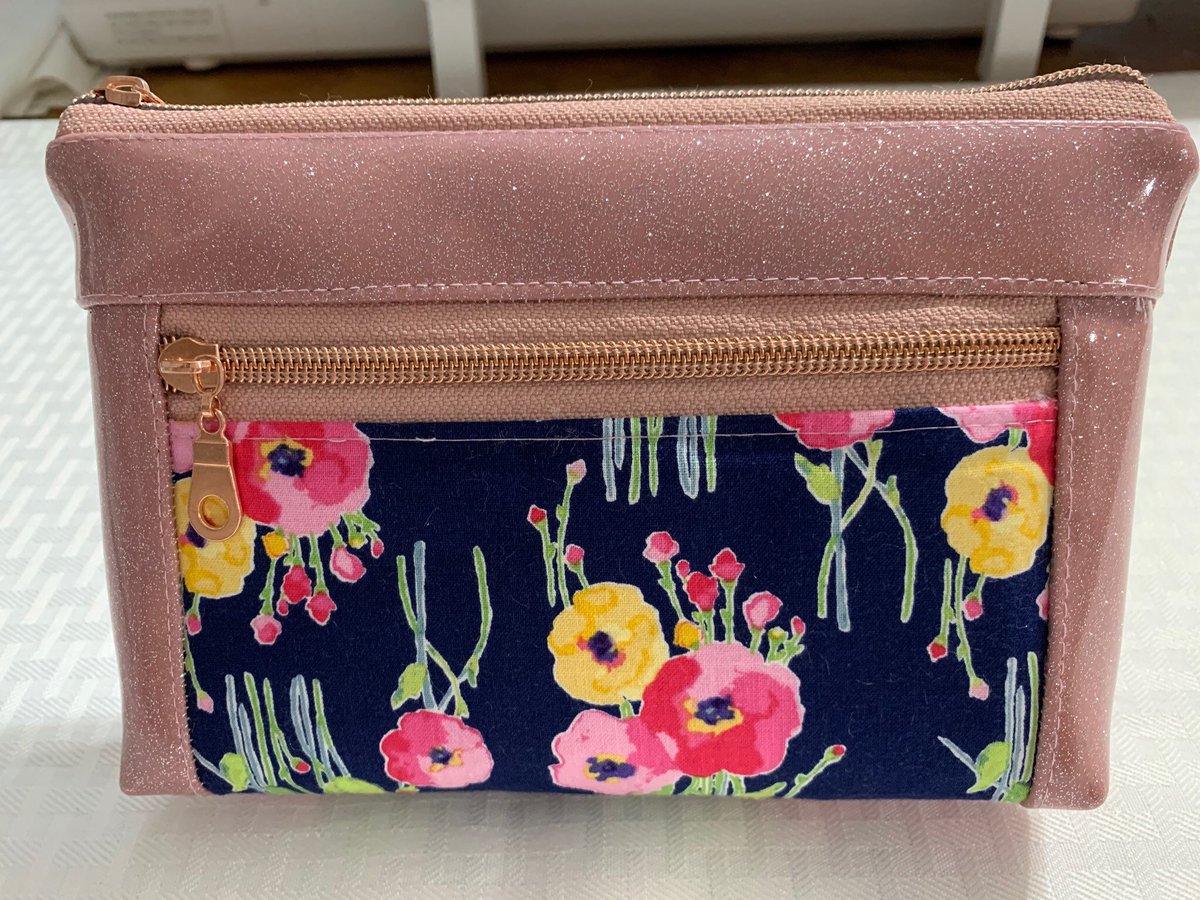 angelhw1956's tweet image. Pink Glitter Vinyl Devon Zipper Pouch tuppu.net/afad1b71 #TeaTimeQuiltsnMore #Etsy #ZipperPouch