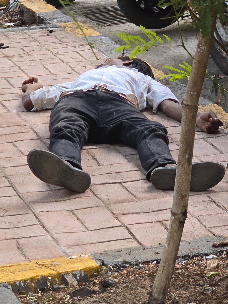death_83's tweet image. Drug addict high and passed out outside Silvian mansion, LJ Cross road no2 mahim west, this is what residents have to deal with on a daily basis @CPMumbaiPolice @Mahim_PS @MumbaiPolice @sheetalgambhir_ @CMOMaharashtra @mid_day @fpjindia @mumbaimatterz #mumbai @mashrujeet
