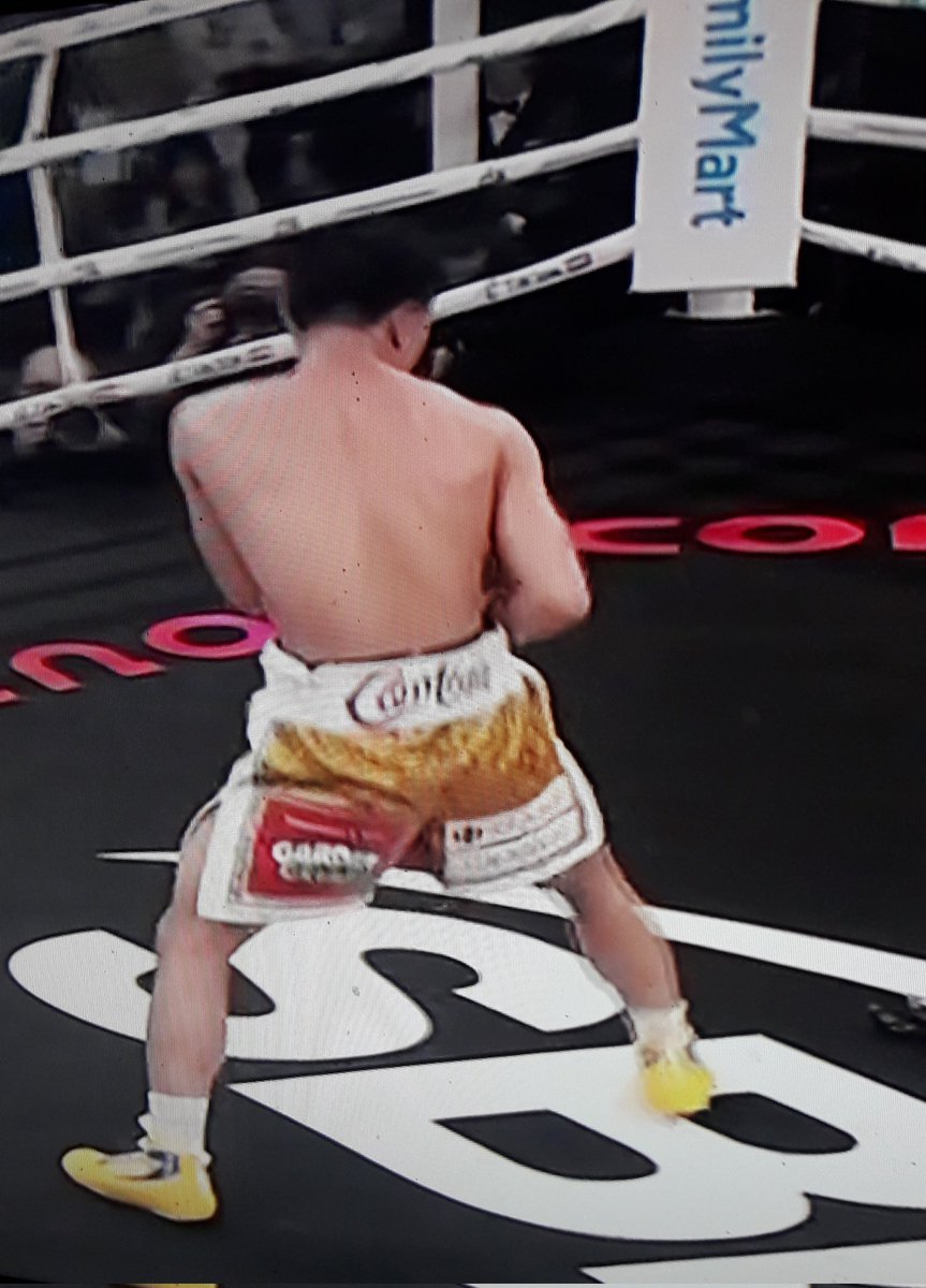 Deportissimo2's tweet photo. Nakatani al separar demasiado los pies, sacrifica la velocidad para tener más potencia al conectar el contragolpe. Naoya es más veloz y por lo tanto se vuelve más peligroso. No está tirando flores... https://t.co/7apgUYc5qk