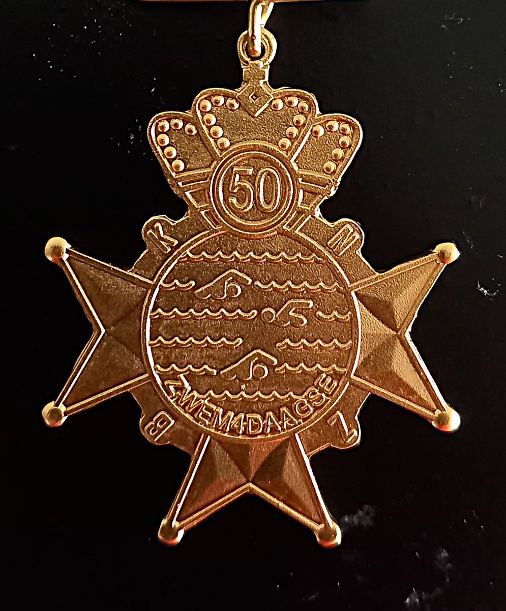 jhuls68's tweet photo. Alle 50 bij elkaar.
Bij 10 jaar "een tegeltje"
Bij 25 jaar "een speldje"
Bij 50 jaar helaas niets !!! https://t.co/QbFvwNpMQ6