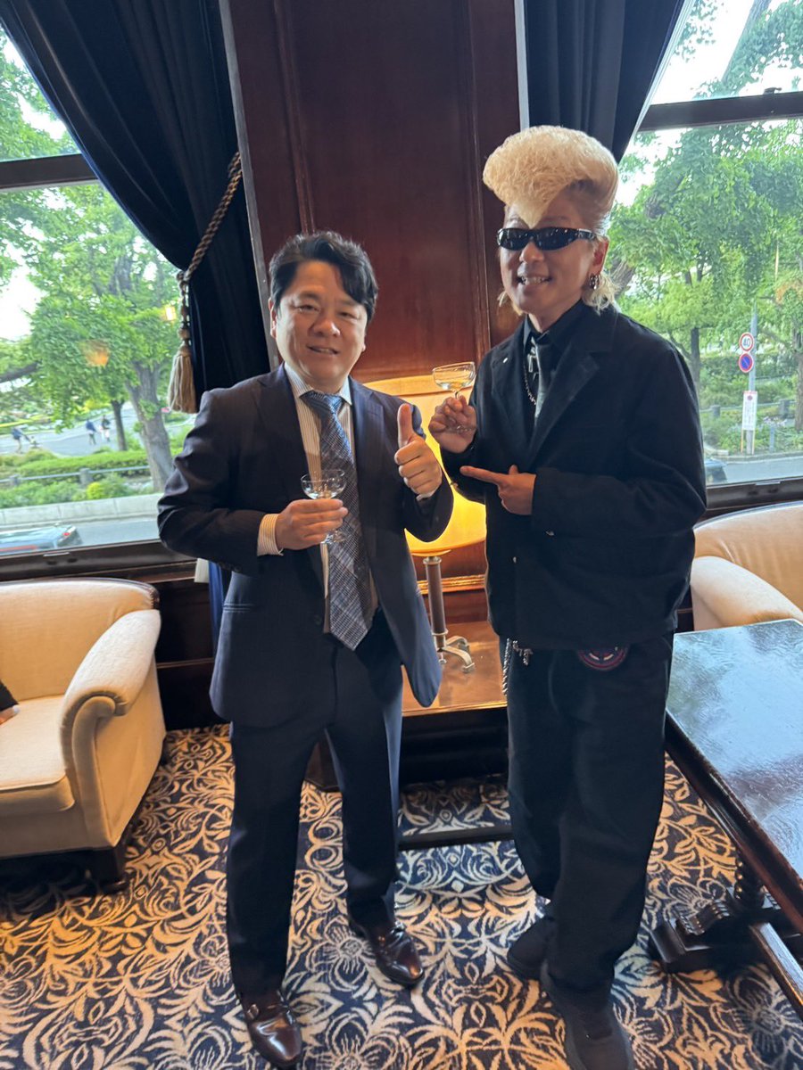 横浜国際映画祭、前夜祭。
綾小路翔さん（<a href="/ShowAyanocozey/">綾小路 翔</a>）の圧倒的なオーラに触れた。髪型一つとっても、その「気合い」の入り方はまさにプロフェッショナル。昔からファンだったが、今日お会いして改めて確信。時代を創る男は、細部へのこだわりが違う。
#横浜国際映画祭 #綾小路翔 #氣志團