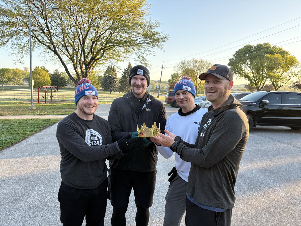 klindeman1's tweet photo. Crisp clear morning @F3TheCrown. Firewalker passed the crown to all 4 marathoners. Good luck tomorrow guys! COT: not everyone will remember your job title or accomplishments. They’ll remember who showed up when things were hard. https://t.co/pU3xCLoUe3