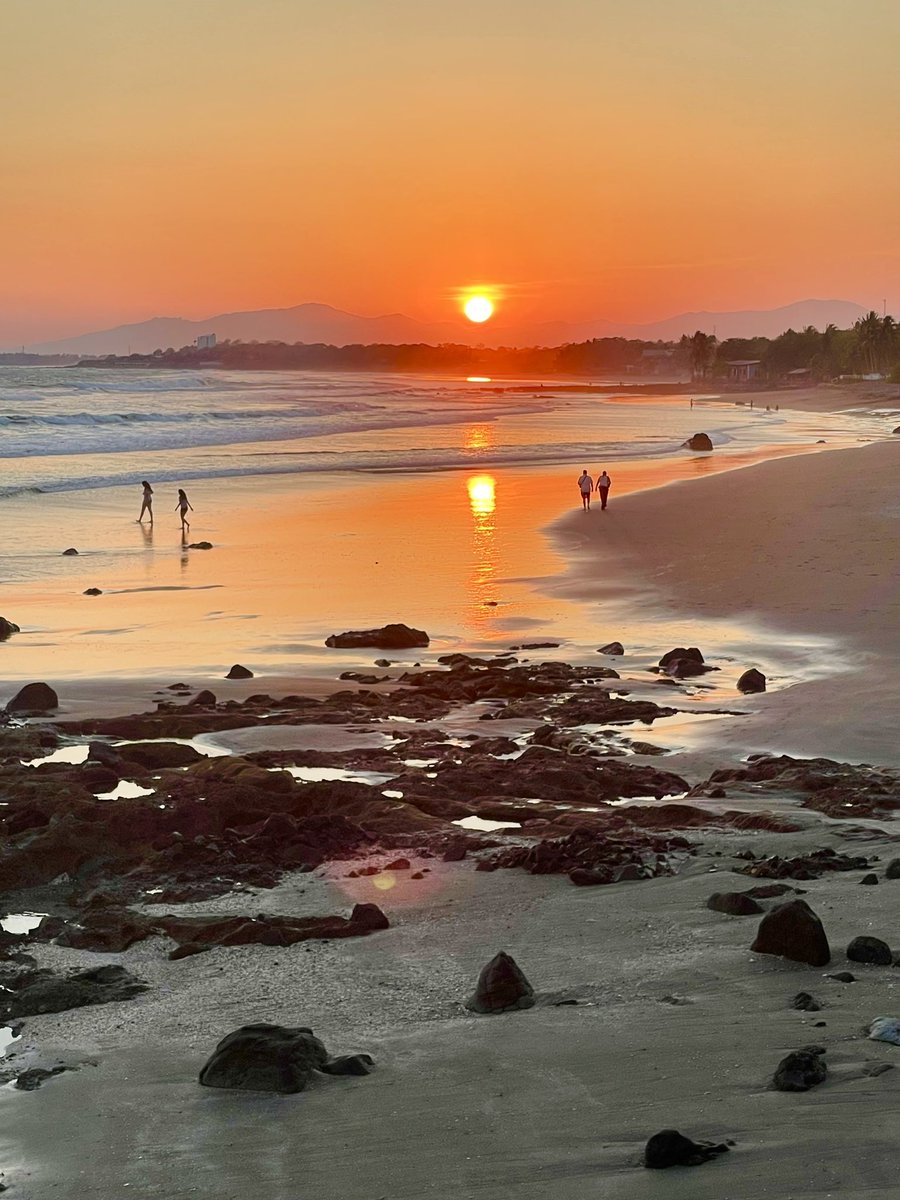 chiririvas's tweet photo. Oriente de oro en #ElSalvador #surfparadise #surfcity2 https://t.co/ztlMIXdYaQ