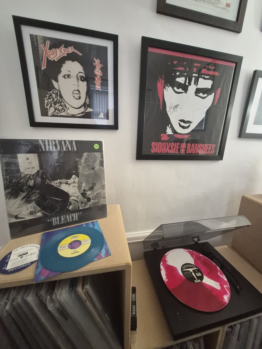 DebsHol50's tweet image. #Nirvana Bleach with blue Sliver 7inch vinyl ,  Floyd the Barber 🎤🎸🎼🎹👌