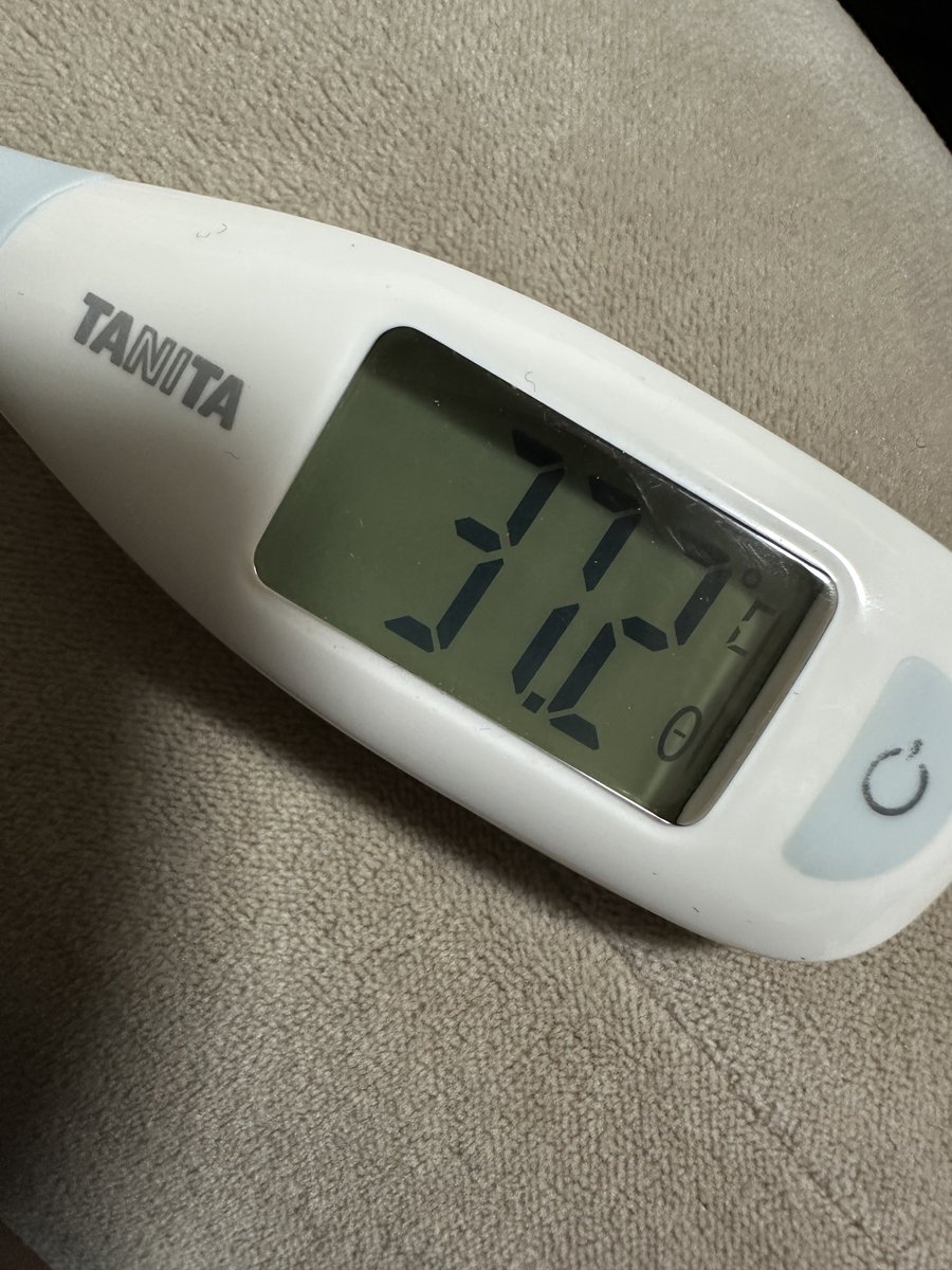 高熱は下がったけど、ここ3日間の平熱が36.9℃になりつつある。

今はシャワー浴びたからか少し高め！

早いけど頭痛も酷いので寝ます。
おやすみなさい🌙* :ﾟ