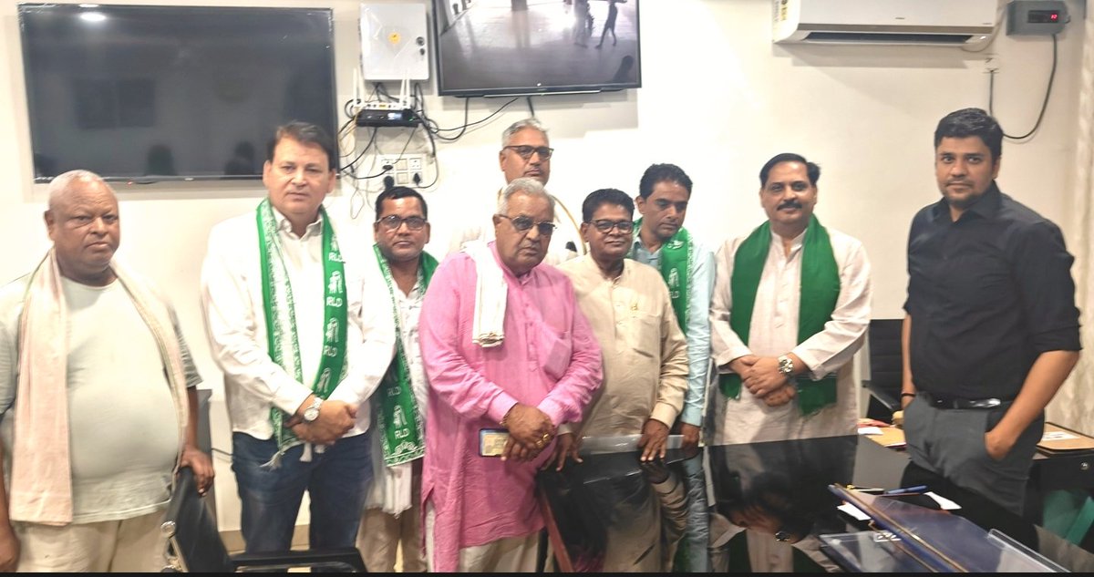 AbdullahSherwa2's tweet photo. #अलीगढ़
अलीगढ़ कलेक्ट्रेट पर डीएम ऑफिस में नवागत डीएम श्री अविनाश कुमार जी का स्वागत किया ll

साथ रहे खैर के पूर्व विधायक श्री भगवती प्रसाद सूर्यवंशी जी,उत्तर प्रदेश के महासचिव चौधरी राम बहादुर जी, पूर्व ज़िला अध्यक्ष चौधरी हम्वीर सिंह जी, युवा प्रदेश सचिव फहीम खान गुड्डू जी l https://t.co/elktNPlXp5