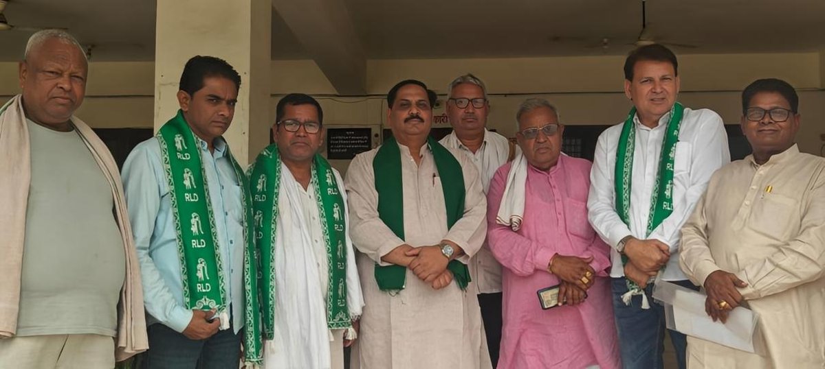 AbdullahSherwa2's tweet photo. #अलीगढ़
अलीगढ़ कलेक्ट्रेट पर डीएम ऑफिस में नवागत डीएम श्री अविनाश कुमार जी का स्वागत किया ll

साथ रहे खैर के पूर्व विधायक श्री भगवती प्रसाद सूर्यवंशी जी,उत्तर प्रदेश के महासचिव चौधरी राम बहादुर जी, पूर्व ज़िला अध्यक्ष चौधरी हम्वीर सिंह जी, युवा प्रदेश सचिव फहीम खान गुड्डू जी l https://t.co/elktNPlXp5