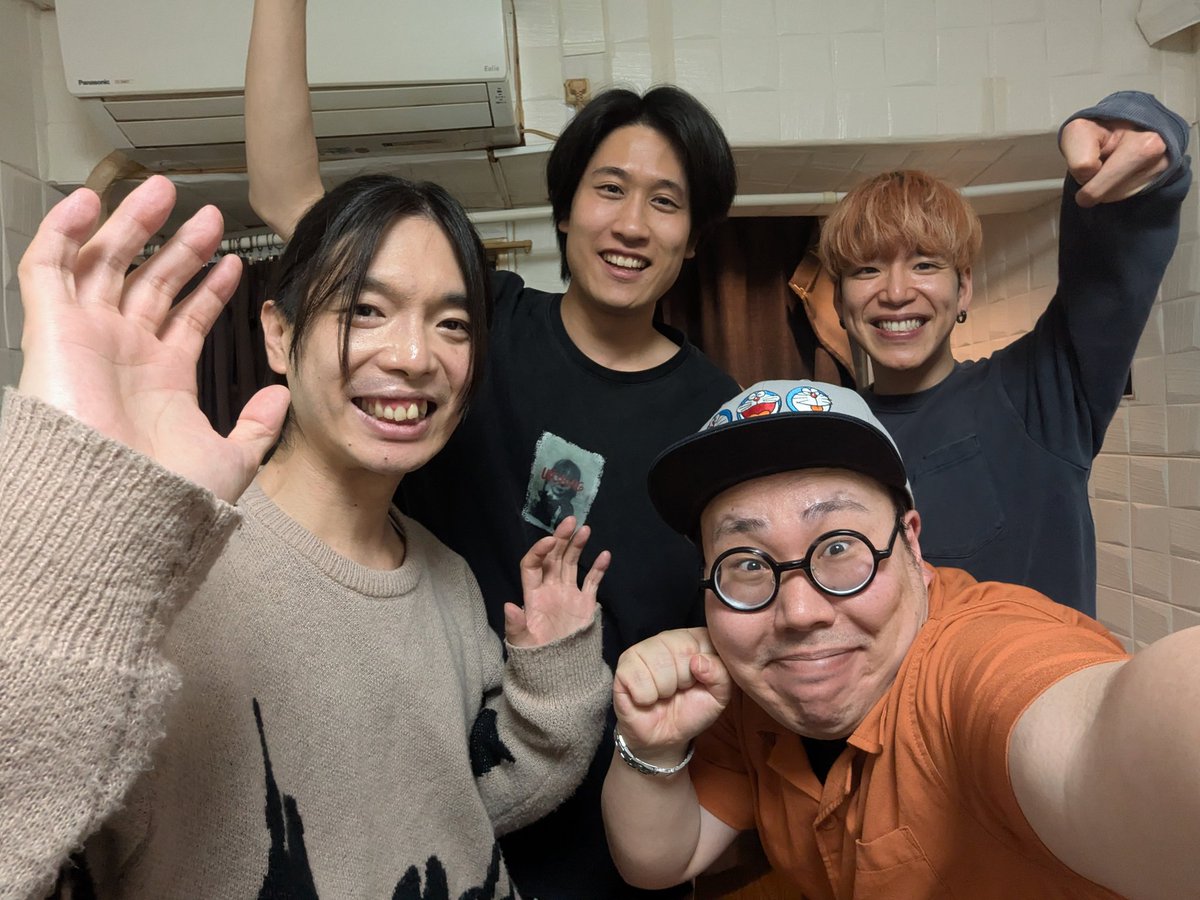 moai_matsumoto's tweet photo. 選抜夜寄席でした！
ありがとうございました(⁠^⁠^⁠)
皆で最後に集合写真を撮るんですがインスタントモアイと感電ライチは間に合いませんでした…。
主役を置き去りにして写真撮るってどうなってんのよ…！悔しいので楽屋で楽しく撮ってやりました(⁠^⁠^⁠)
泣かずに笑えた4人を褒めてください！ https://t.co/7h9RO2YzXo