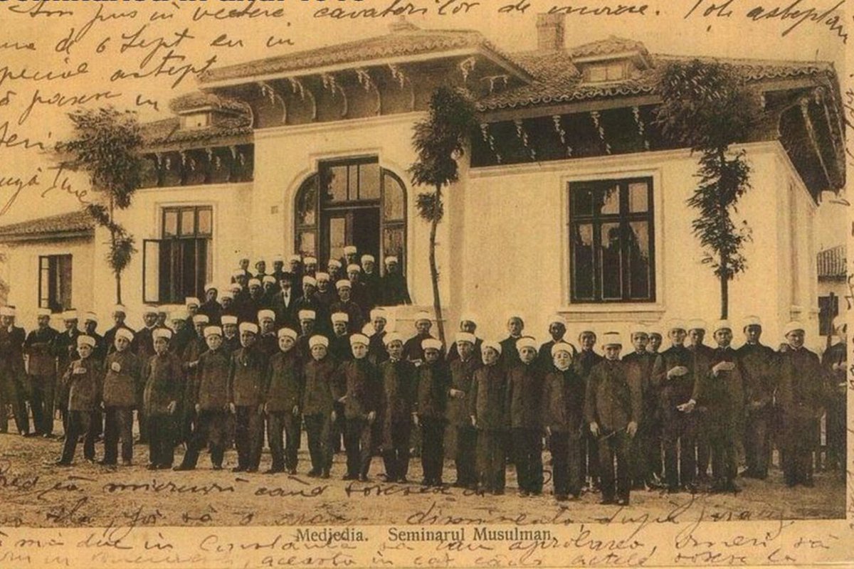 ramiscinar's tweet photo. Mecidiye’de bu mektebi bitirdikten sonra uzun yıllar Silistre’de öğretmenlik ve hâkim yardımcılığı görevlerinde bulunmuş. 12.12.1966 tarihinde, Akkadınlar’ın Karakoç Köyü muhtarı olarak görev yaparken, muhtarlıkta geçirdiği beyin kanaması sonucu 47 yaşında hayatını kaybetmiş. https://t.co/7dXvjyf2yv