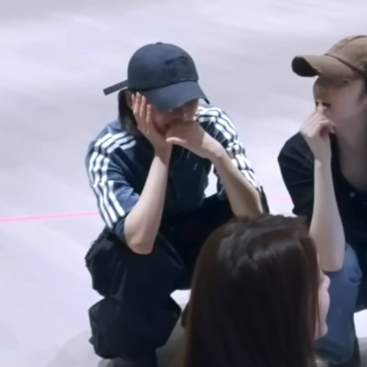 아직이.. tweet media