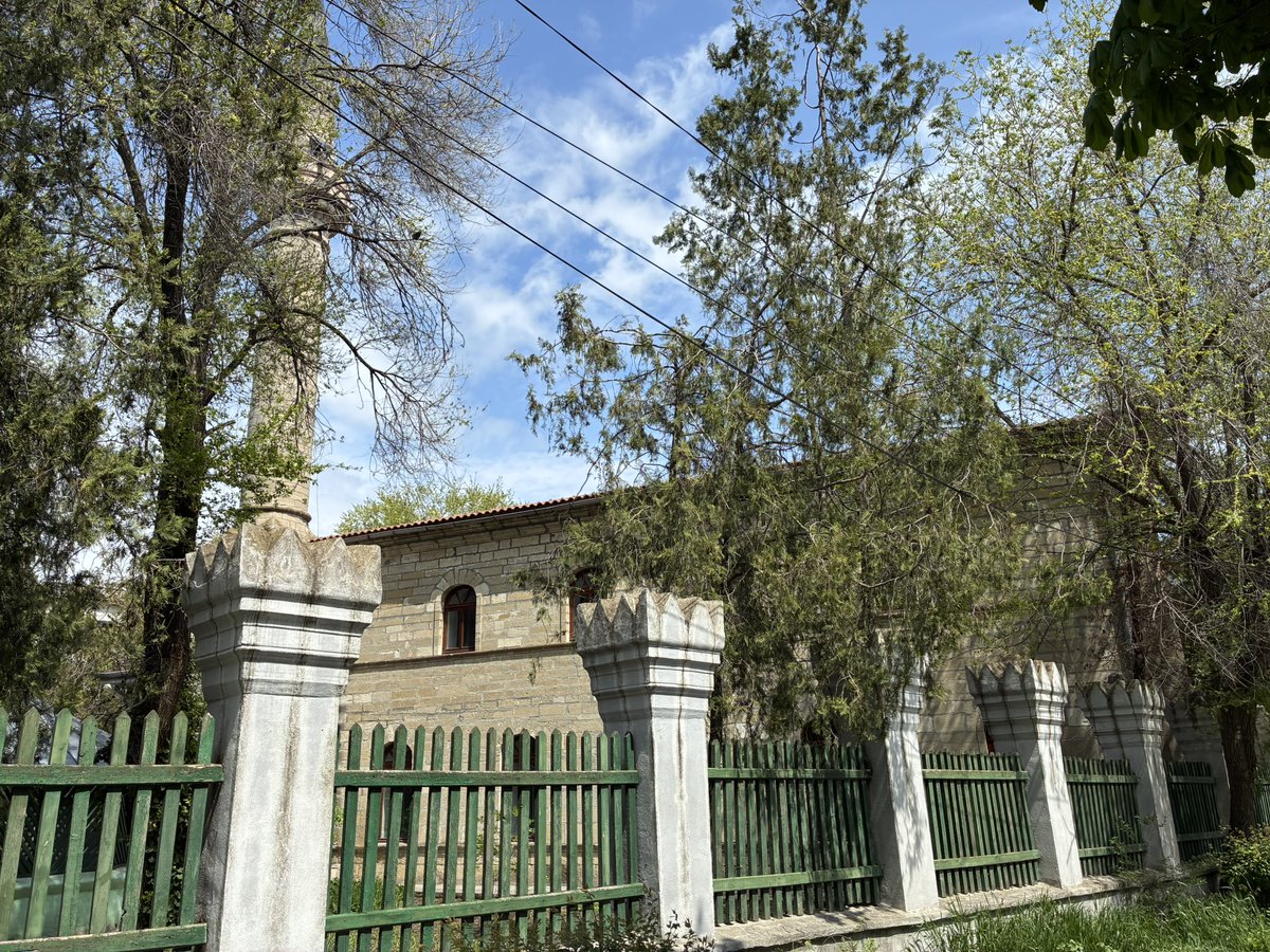 ramiscinar's tweet photo. Vefatının üzerinden 60 yıl geçtikten sonra, sekiz yıl eğitim gördüğü Mecidiye’yi ziyaret ettim; mezuniyet fotoğrafındaki hâline benzer bir şekilde poz vererek hatırasını yâd ettim.
.
#elvedarumeli #ramisçınar #romanya #köstence #mecidiye https://t.co/P2iXSq63NC
