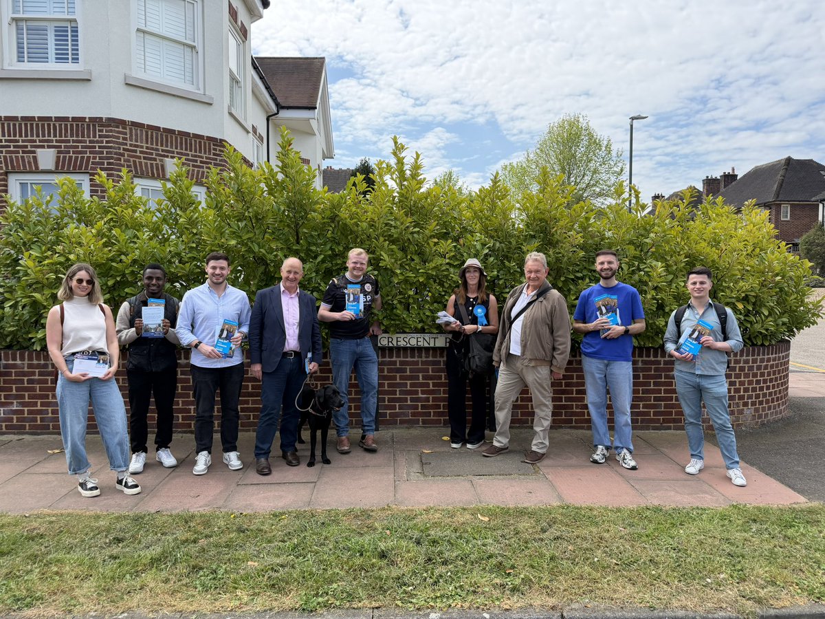 LonglandsOscar's tweet photo. Super Saturday in Longlands.

Knocking on doors taking to residents about the issues that really matter with @LisaJaneMoore3, Kevin Hollinrake, Chairman of the Conservative Party, Louie French and Tom Turrell.

Thanks to everyone who stopped to chat. https://t.co/Bhwhwgq73x