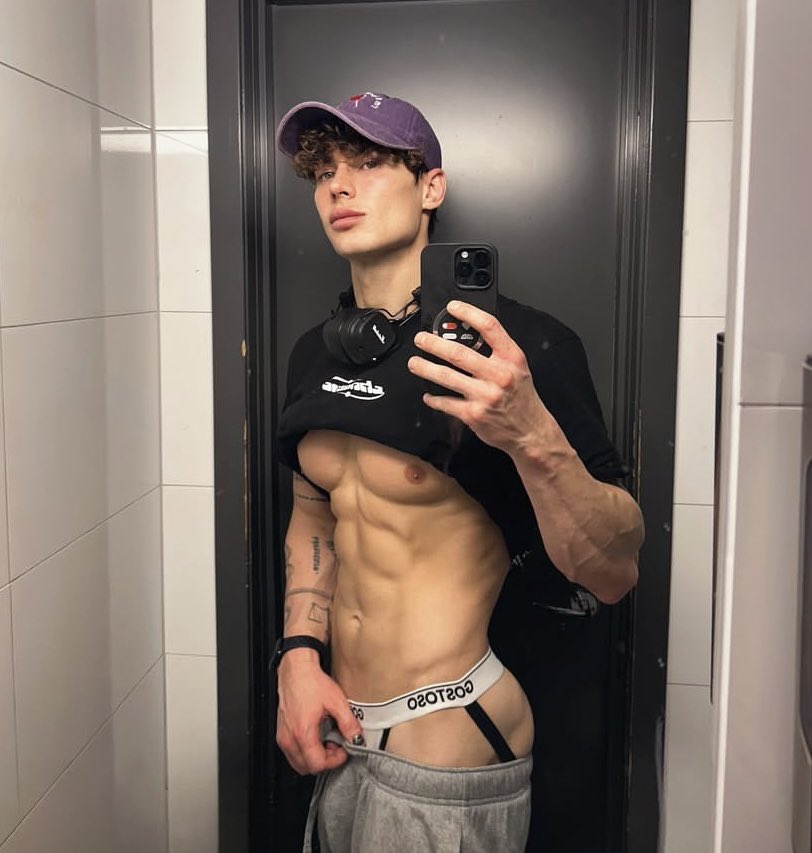 Lucajaiw's tweet photo. 🏳️‍🌈 https://t.co/0ExtQ5yN10