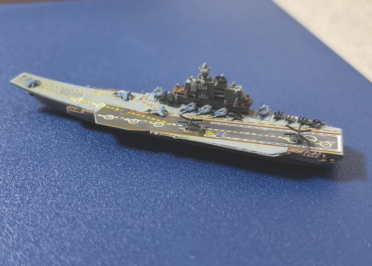 mni_sat's tweet image. 艦載機も乗せて…
これでクズネツォフ完全体！
マシマシなくらいがちょうど良さげ👍
#3000スケモ #3Dprinting