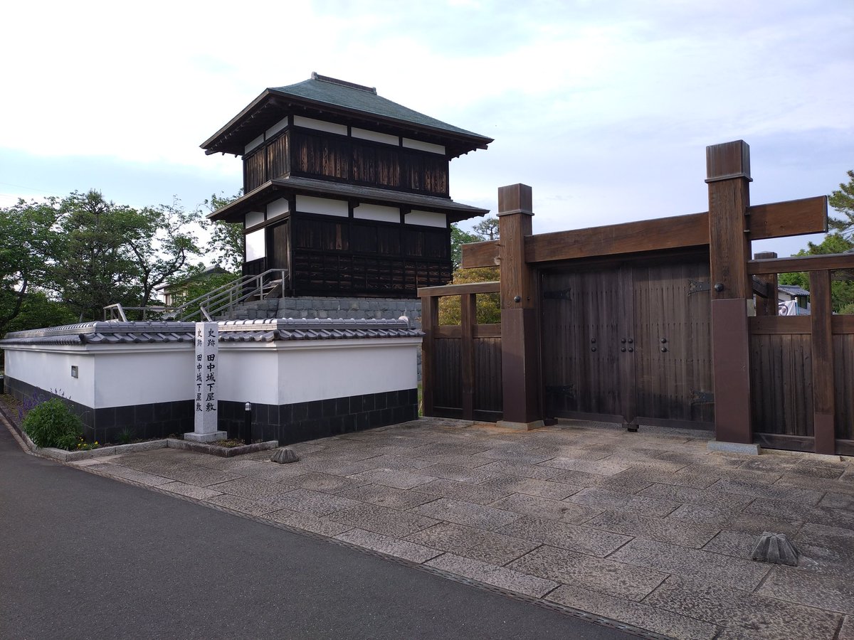 sleeping7cat1's tweet photo. 田中城跡（静岡県藤枝市）
本丸跡の校内にミニチュア城が展開してたので柵越しに…
城下屋敷、三日月堀、三之堀と土塁、本丸跡 https://t.co/R5ZzBNrjSU