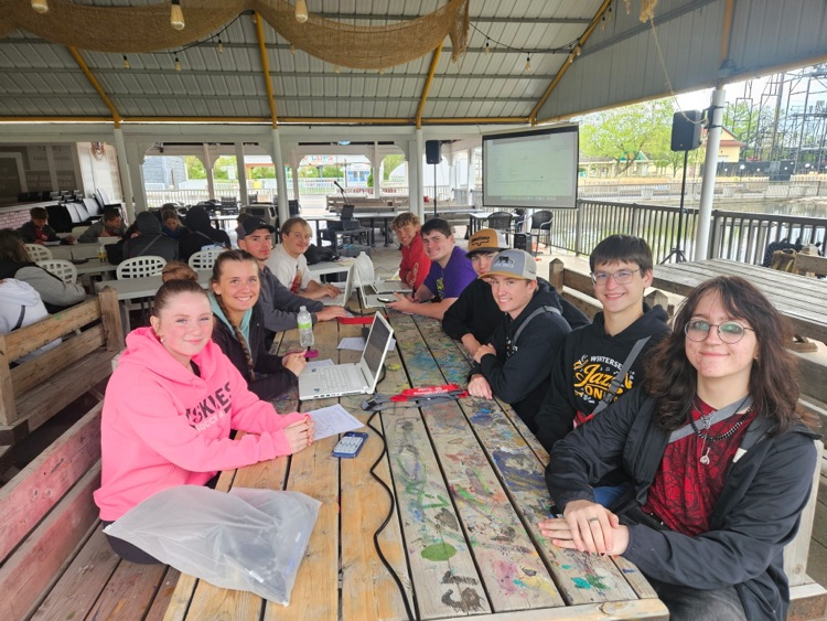 WintersetHS's tweet photo. Physics day at Adventureland #wintersethuskypride https://t.co/kwJUkdizLu