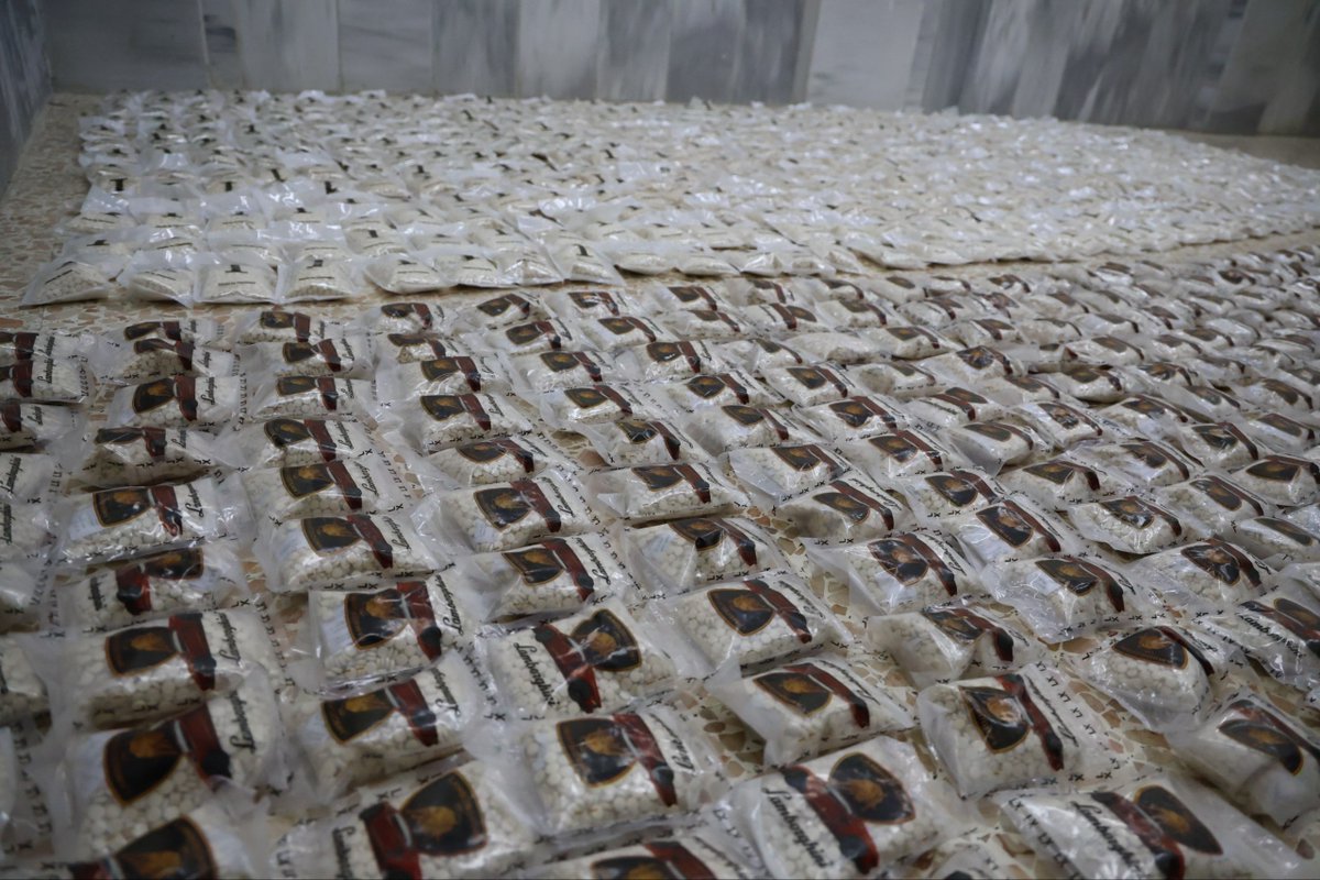 QalaatAlMudiq's tweet image. #Syria: a massive amount of drugs smuggled from Lebanon was seized.

Raid took place in area of Rankous (N. #Damascus) and around one million Captagon pills were confiscated - drugs were intended to be smuggled out of the country. 

3 traffickers who were part of this