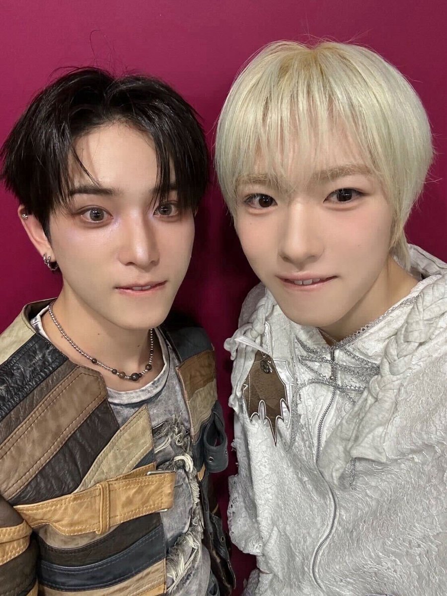 skusrhh's tweet photo. 미친 사쿠야 하루아 형이랑 기니포즈 셀카 https://t.co/uZNBu6Ck14