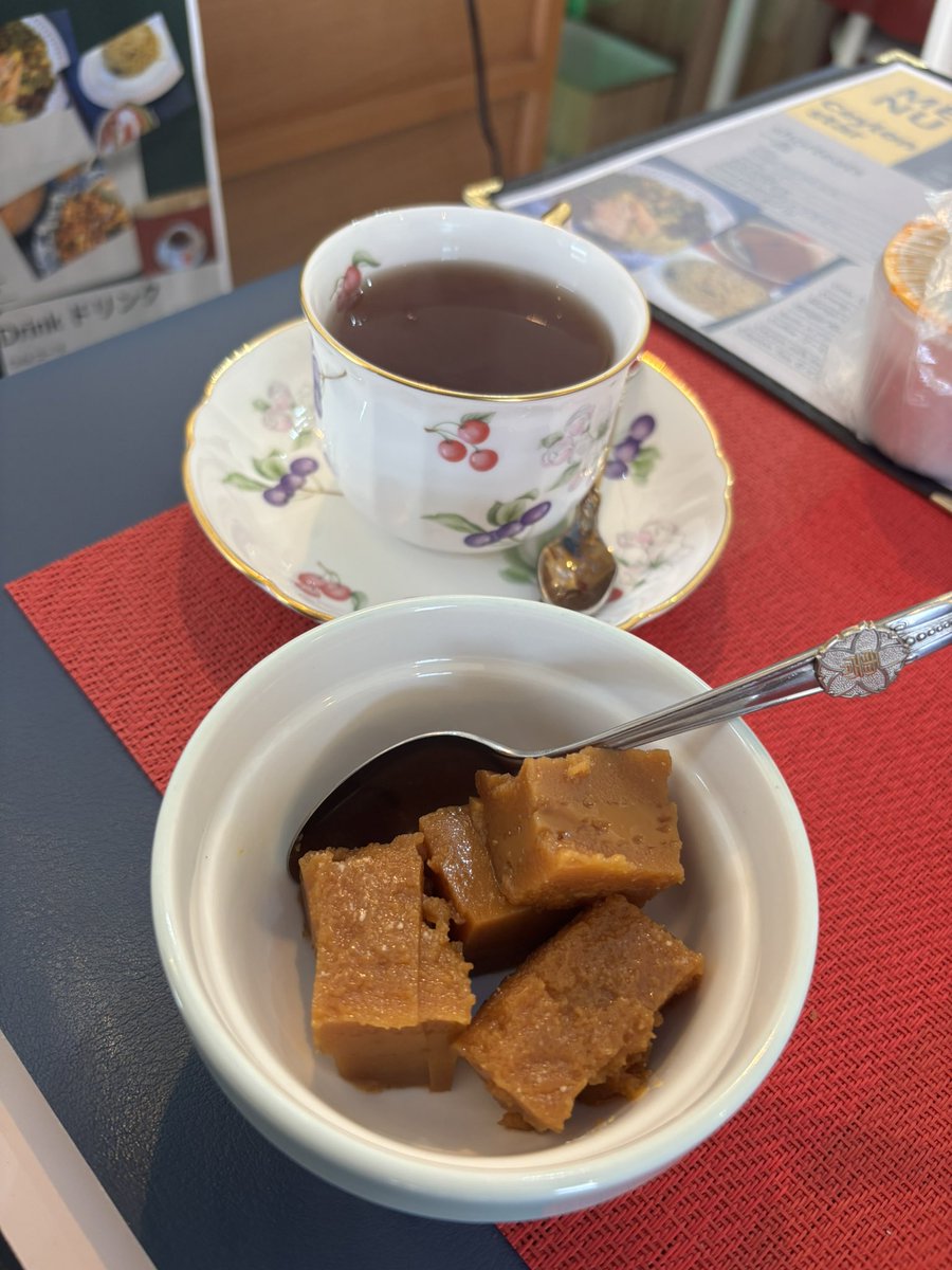numaboy_curry's tweet photo. セイロンスターの土曜日限定のランチビュッフェへ

今日はヌードルスがありました！最近は冷凍のポロスが流通しているそう。

コットゥロティを持ち帰り。

もちっとしたロティ主体のコットゥ��ティ、美味しかった〜 https://t.co/2IaeNsjkwt