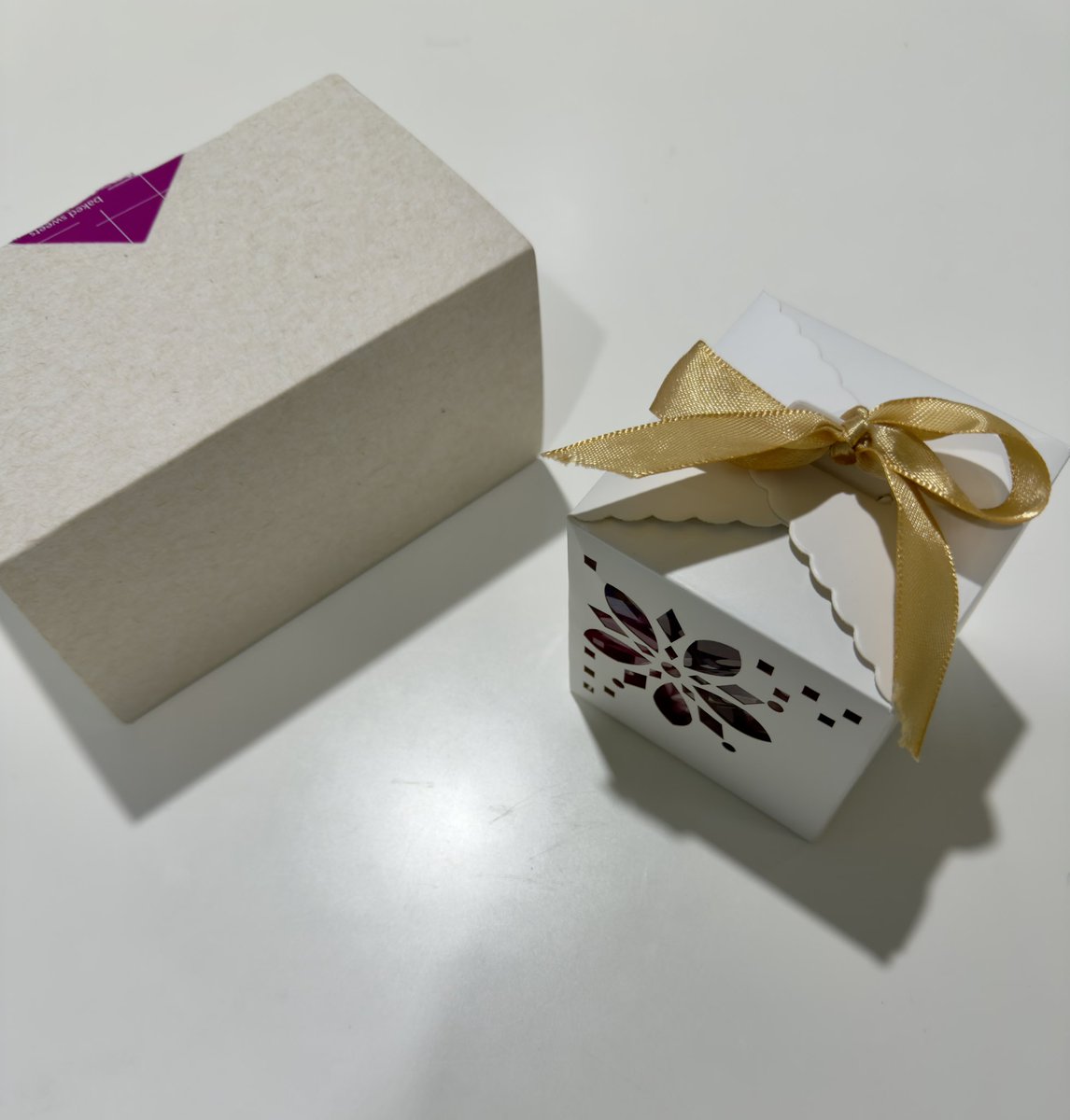 hyun095's tweet photo. ⸻

PR Rakuten

＼母の日これ可愛すぎる🎁／

クリスタルハーバリウム🌹
光に当たるとキラキラして
インテリアとしてずっと飾れる🥹

枯れないお花って
地味にいちばん嬉しいかも🤝

商品ページはこちら👇
https://t.co/Pkb14RjWyY

#母の日ギフト #楽天購入品 #プレゼントにおすすめ #ハーバリウム https://t.co/kVoVeylxvy