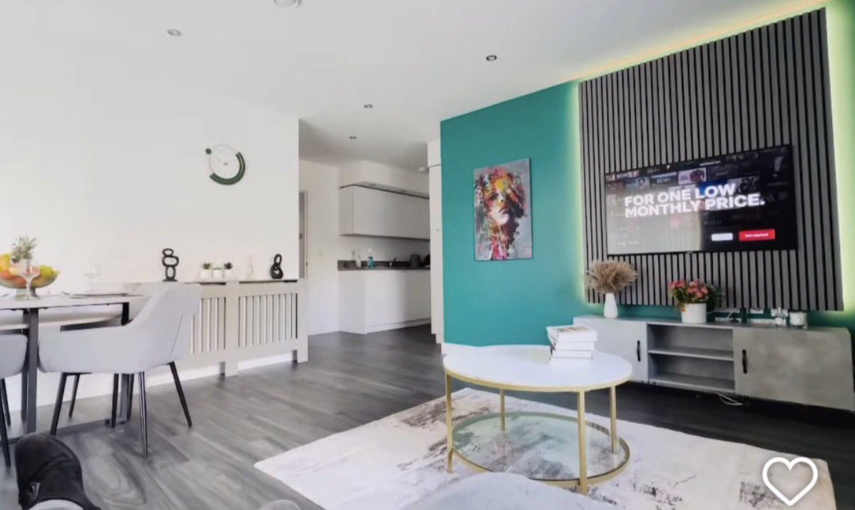 Right let’s go <a href="/TRobinsonNewEra/">Tommy Robinson 🇬🇧</a> you my little personal sniffing bitch. 

Who owns this flat and few others in the same building close to Luton Airport 

👇🏻