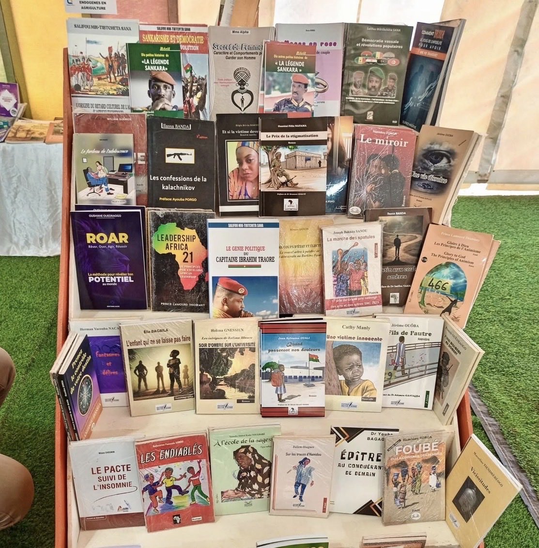 OusmaneROAR's tweet photo. Après la Foire Internationale du Livre de Ouagadougou (#FILO2025), quel plaisir de voir encore une nouvelle fois mon livre #ROAR exposé à la Semaine Nationale de la Culture (#SNC2026) à Bobo-Dioulasso !

Même si je ne peux pas être partout à la fois, mon message, lui, voyage. 

Un grand merci à la #LibrairieHOFIO pour sa confiance et pour ces superbes clichés du stand. C'est grâce à des partenaires aussi engagés que la culture burkinabè continue de rayonner. 🇧🇫

Amis de Bobo et festivaliers : ne repartez pas sans votre exemplaire ! Passez faire un tour au stand HOFIO avant la clôture de l'événement.

#Auteur #SNC2026 #CultureBurkina #ROAR #Litterature #BurkinaFaso

Crédit  📸: Facebook Librairie Hofio