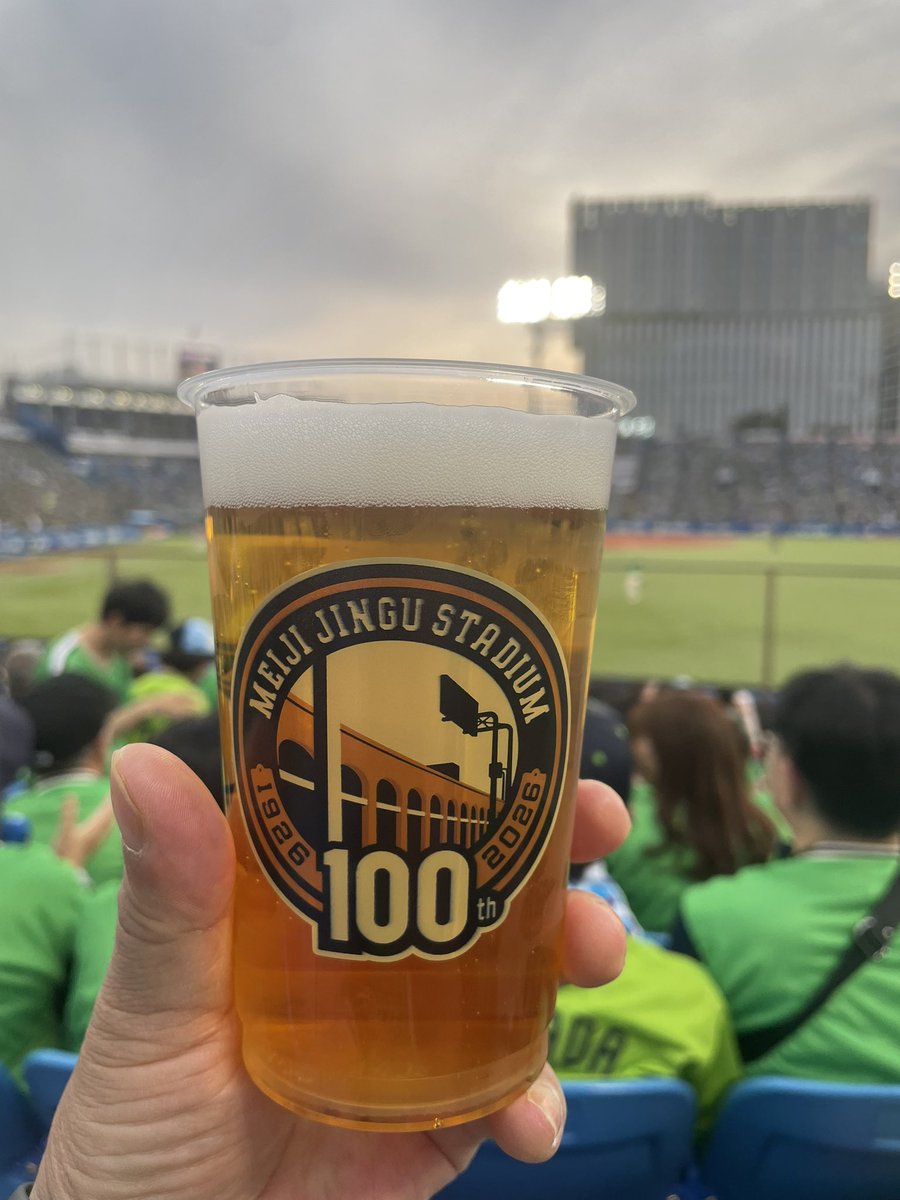 khanyamada's tweet photo. スワホー

今日はもったいない失点があったけど、最後は逆転して、さよなら！
燕のリリーフ・キハダ。今日も熱投でした。奥様も可愛い😍。
並木途中交代からの同点打、ありがとう。
そしてサヨナラ打の武岡。完璧に右中間を抜く見事なヒットでした。

明日も勝つぞ

#swallows
#武岡
#並木
#quijada https://t.co/tUTfKVxXPN