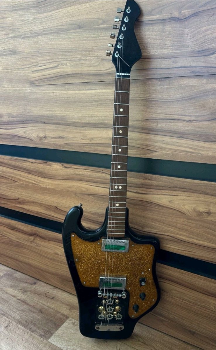 BriansElectro's tweet image. The TONIKA from back, back in the USSR! You don't know how lucky you are boy. Not to have to play this ugly thing. 🤘
#Guitar #RocknRoll