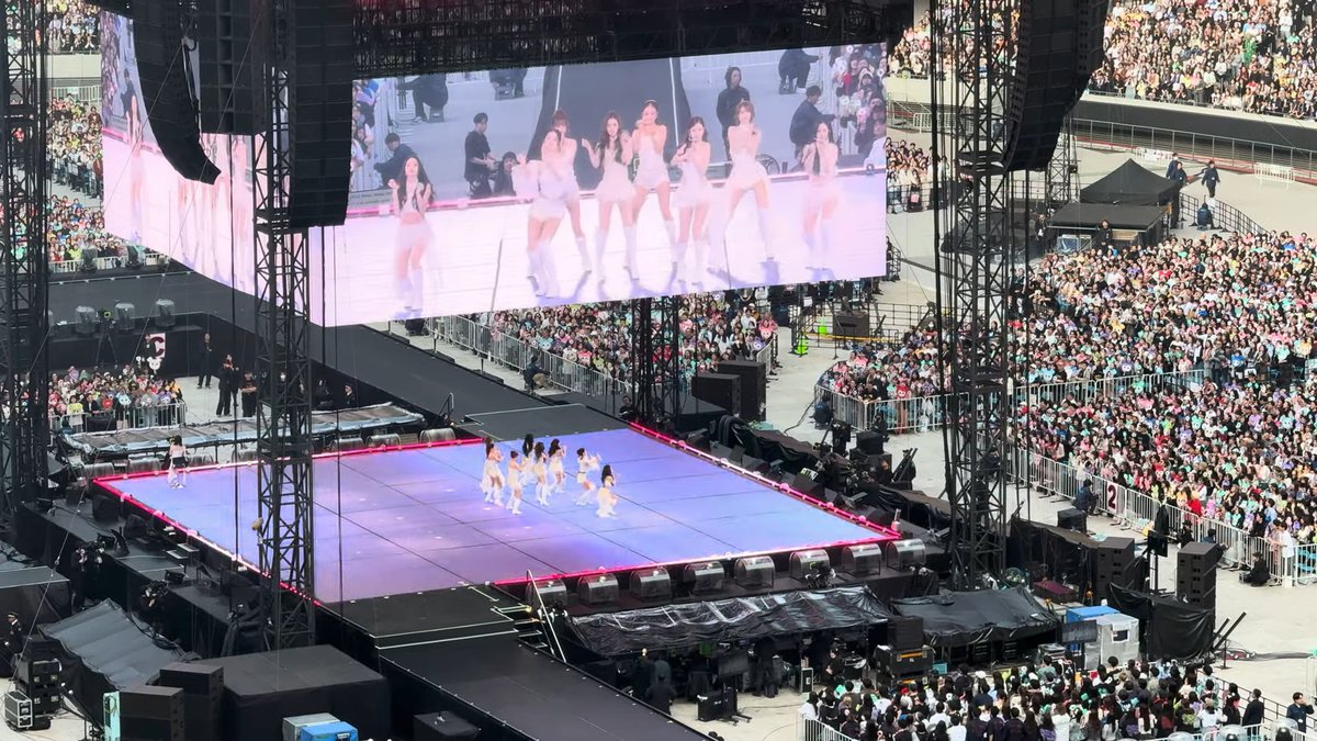 Gutsy555555's tweet image. やっぱり、TWICEは、スタジアムより25000人くらいのアリーナがいい。360°ステージに、支柱いらないよね。天井開いちゃってるから音響も悪いし。 デンバー、この日は珍しくナヨンが、Nice one, bye !!!

#JIHYO #NAYEON #JEONGYEON