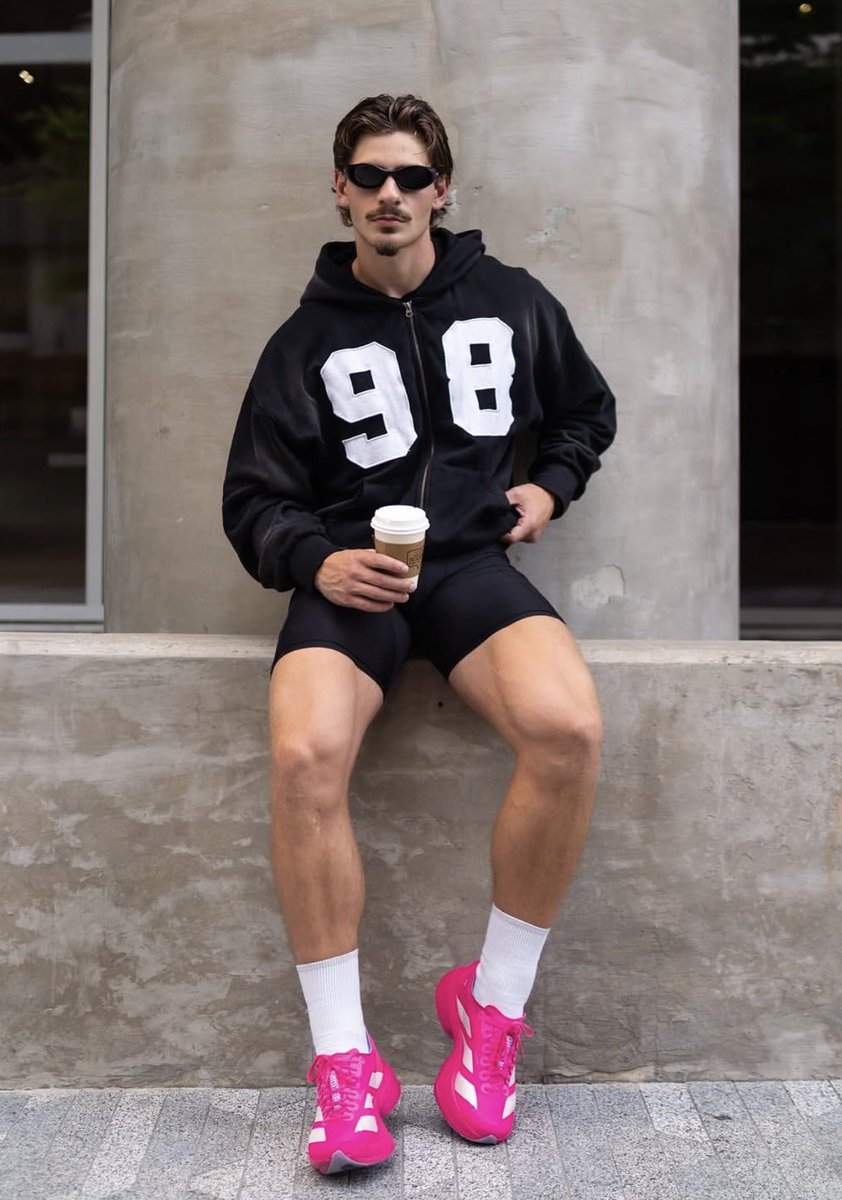 Alphagodfut's tweet photo. Who to pay for my coffee? https://t.co/8cIaXwIEKF