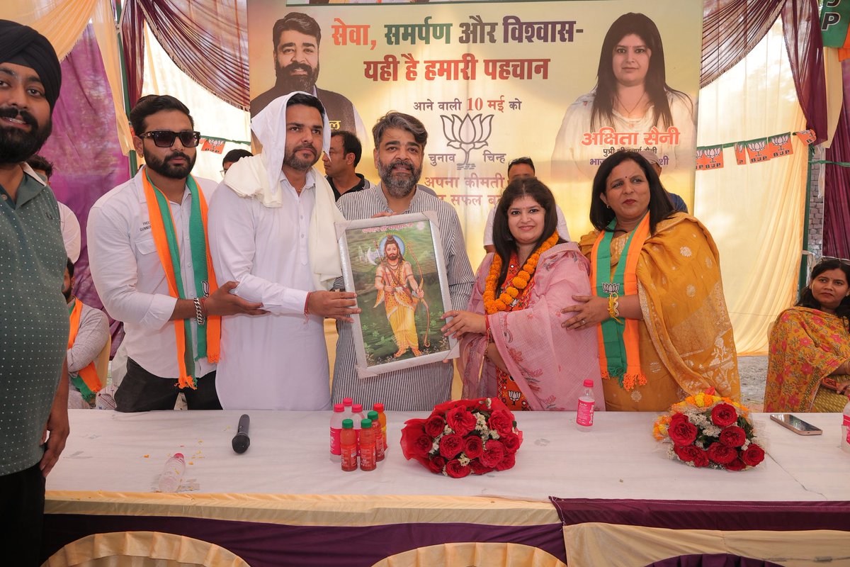 aseemgoelbjp7's tweet photo. 🪷 वार्ड 14, कांशी नगर, अंबाला सिटी में जनसभा के दौरान क्षेत्रवासियों के उत्साहपूर्ण समर्थन के बीच मेयर पद की भाजपा प्रत्याशी अक्षिता सैनी जी एवं पार्षद प्रत्याशी बीनू गर्ग जी के पक्ष में मतदान की अपील की....

#BJP #Ambala #AkshitaSaini #VoteForBJP #ViksitAmbala https://t.co/6l8MCX9MU9