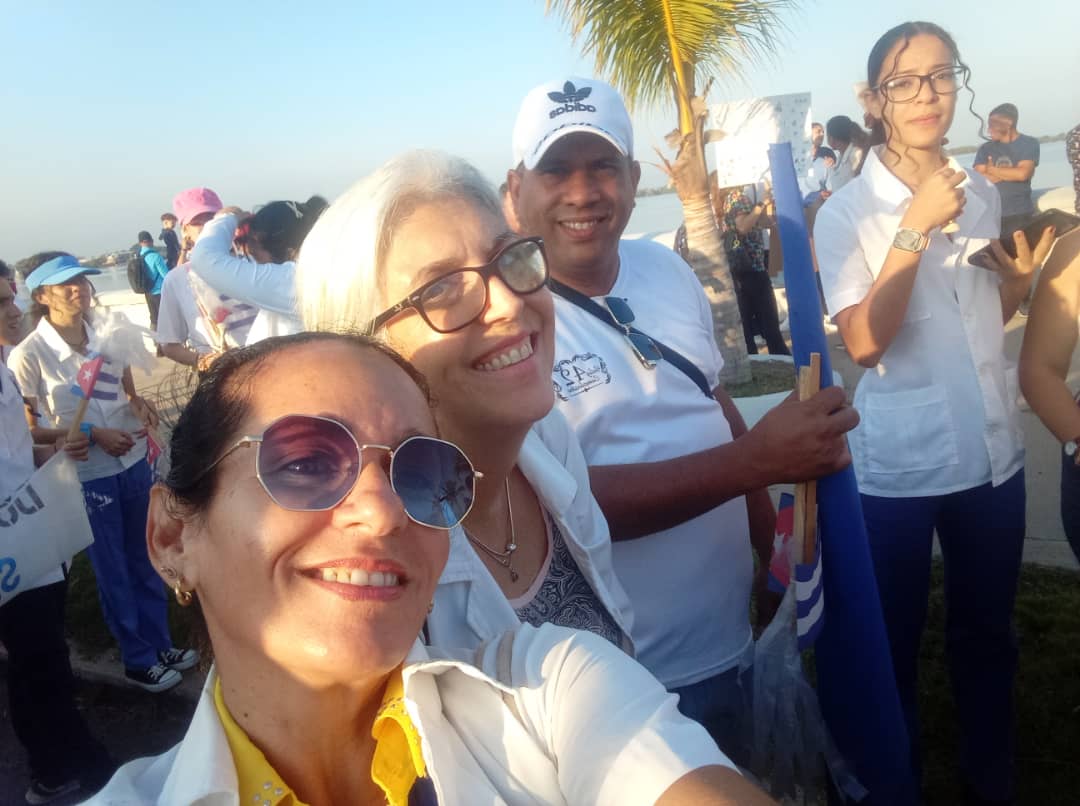 ExtUnicmcfg's tweet photo. #1Mayo#UnidosLosQueAmanYFundan
Profesores del departamento de Higiene y Epidemiología de la Universidad de Ciencias Médicas🩺 de Cienfuegos en desfile
#ComunicaciónConCienciaQueInspira https://t.co/Gbcx3cnbU5