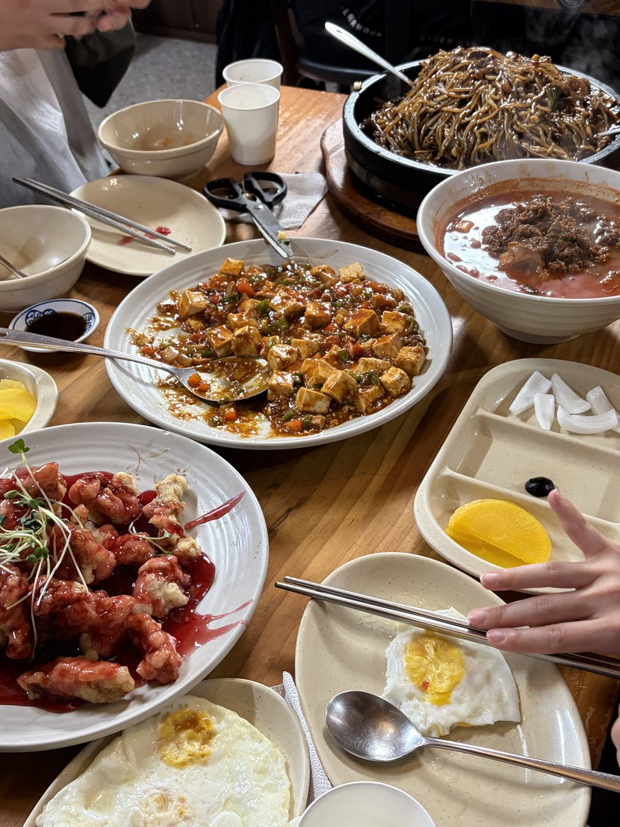 오늘 돌짜장먹으러간곳 내부에 적힌 저런 글들이너무웃겼다… 사장님 뭔가 개르셋이신듯 …