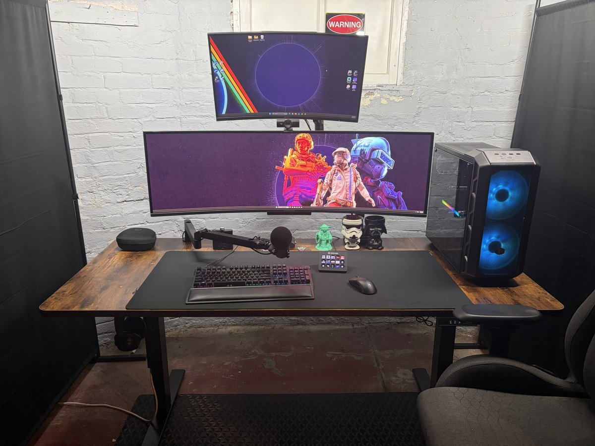 ItsThawn's tweet photo. Loving the new setup! Upgraded the desk and switched out the 34” curved for a 49” curved. https://t.co/jwLydHm0R8