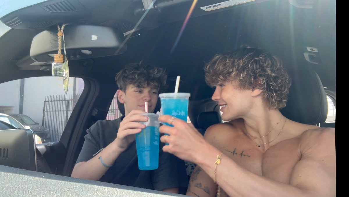 melvinxmoore's tweet photo. NEW COLLAB OUT NOW! ⬇️
➡️ https://t.co/cKHLZPxYiw
➡️ https://t.co/Z07atcn1NL (VIP) 
💙 @dillonbrooksx
