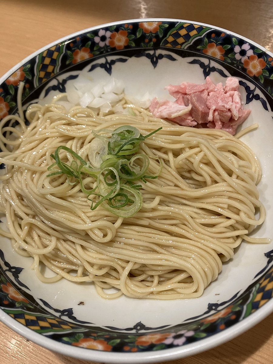 meshihige's tweet photo. ラーメンといえば家系ラーメンでしたが、最近煮干しラーメンにどハマりしてます🍜
今日は神田のまいまいに初来訪しましたが、家系ラーメン命ニキの友人はお気に召さなかったみたい😅
※写真はかれん https://t.co/X9koBoxAJt