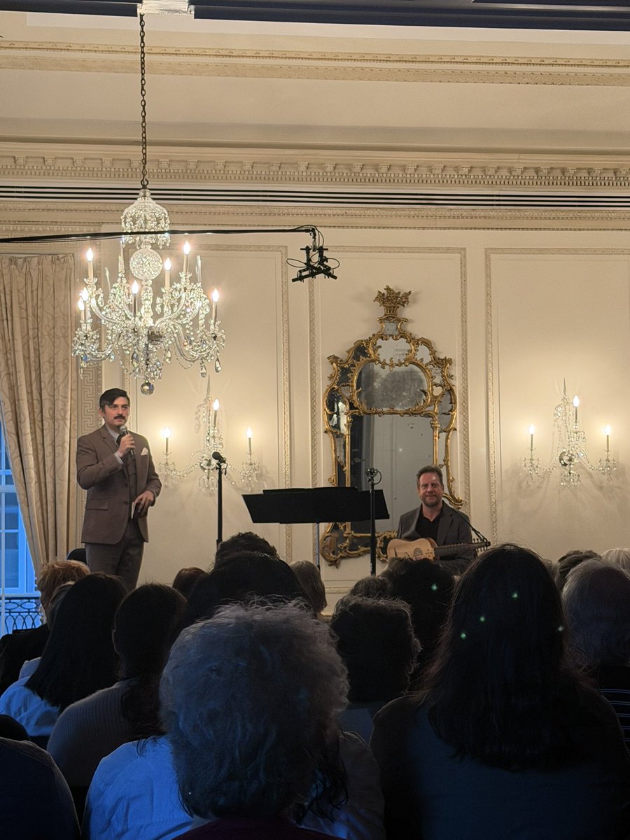 Unas cosas bárbaras las que se pueden hacer en NYC.

Ayer fui a un evento de música que recuperaron de unos archivos crípticos del siglo XVI de Huehuetenango. Tremenda voz la del vato.
