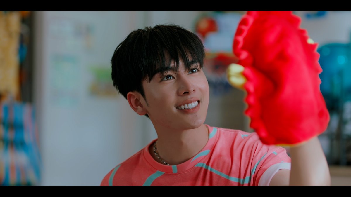 GMMTV's tweet photo. น้องซันกลับมาแฮปปี้สุด ๆ เลยล่ะ ลุงพบเมฆยังยืนเอ็นดู น่ารักมากกกกกกกก 🫳🏻

#LoveYouTeacherSeriesEP8 มาแล้วน้าาา เปิดช่อง GMM25 ดูสด ๆ ไปพร้อมกันตอนนี้ได้เลย~ 
@perthppe @Ppsanta https://t.co/hJOrr7MSvm