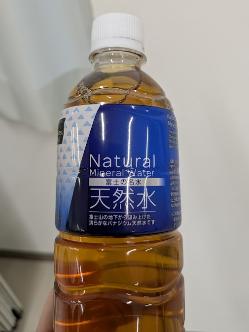 W_life_in_Jp_TK's tweet image. We Japanese have loved green tea for hundreds of years, and perhaps because of this, we prefer unsweetened drinks. This particular powder, when dissolved in water, becomes unsweetened rooibos tea with a peach aroma. #Japan #tea
