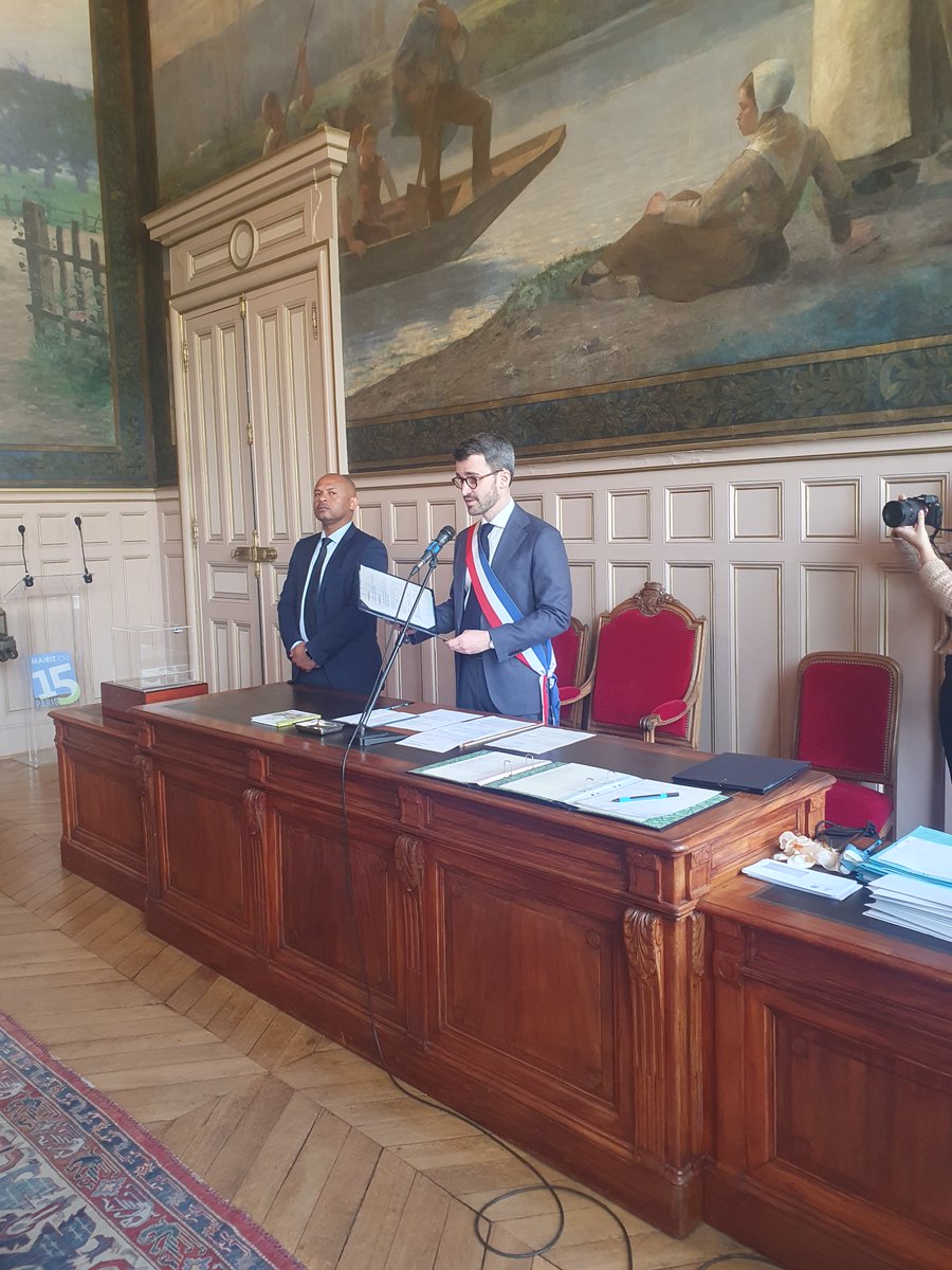 GregoryMorinM's tweet photo. J'ai eu le bonheur de marier onze couples du XVème arrondissement ce matin. L'occasion de partager des moments de joie avec les habitants, toujours sous le signe de la République. Vivent les mariés ! https://t.co/LGhz0Z2bE9