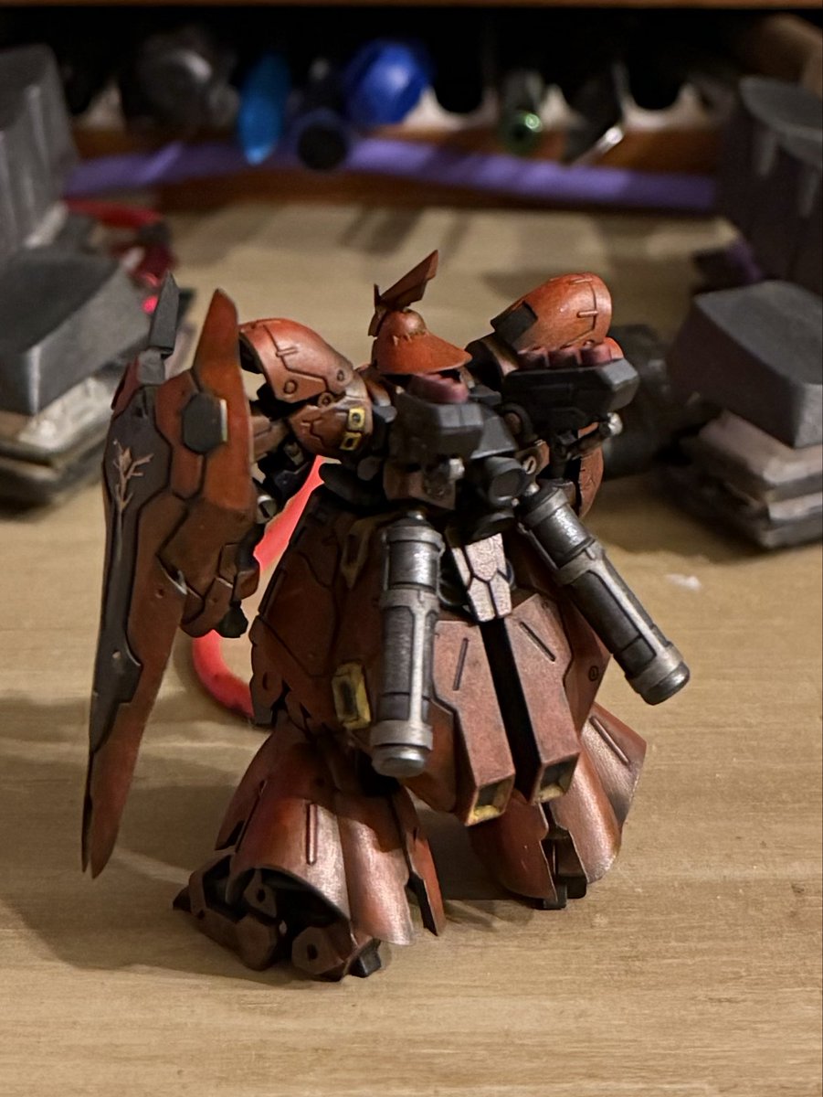 narinari's tweet photo. #ガンダムアーティファクト サザビー完成。シールドのエンブレムとシリンダーをメタリックマーカーで塗って、ウェザリングカラーの黒でちょっとトーンを落とした。モノアイの発光表現にチャレンジしたかったけどそれは次回に積み残した。マーカーは便利だけどいくつか出が悪かった。早く使えばよかった https://t.co/wQr3YHZND0