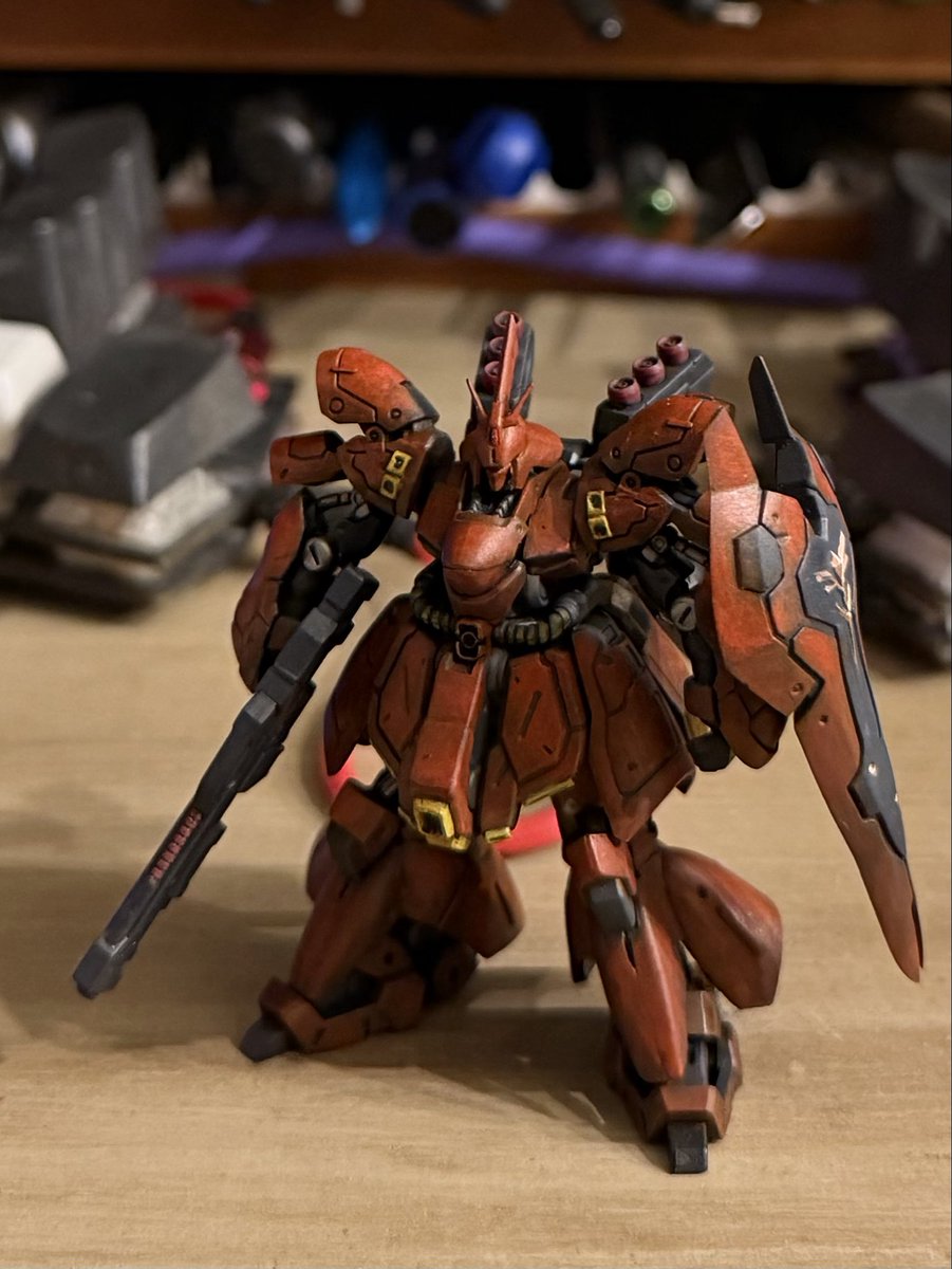 narinari's tweet photo. #ガンダムアーティファクト サザビー完成。シールドのエンブレムとシリンダーをメタリックマーカーで塗って、ウェザリングカラーの黒でちょっとトーンを落とした。モノアイの発光表現にチャレンジしたかったけどそれは次回に積み残した。マーカーは便利だけどいくつか出が悪かった。早く使えばよかった https://t.co/wQr3YHZND0